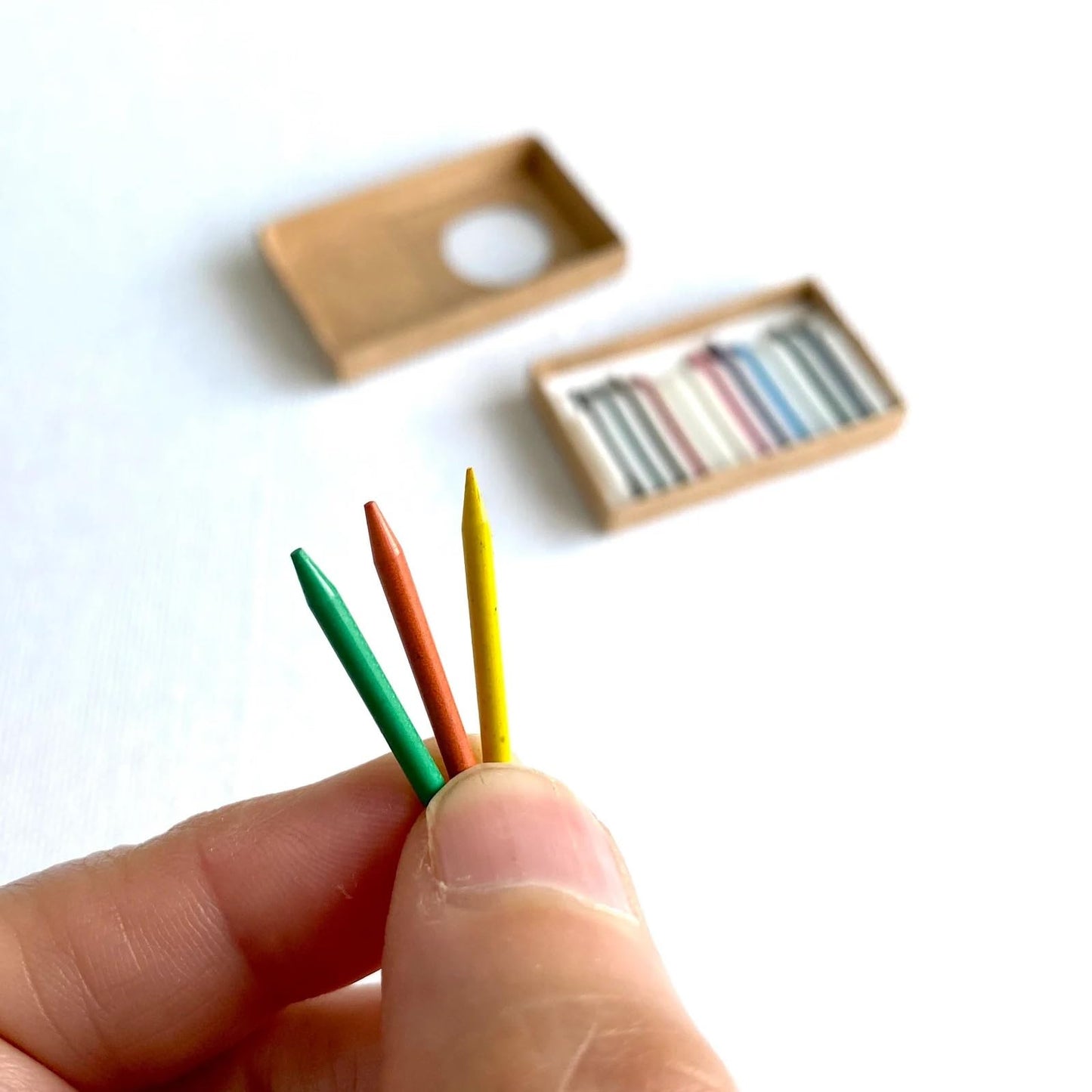 Aorvoras Miniature Crayon set, 1/6 Tiny Scale Real Working Doll Stationery, Blythe Doll Pencils (1PCS)
