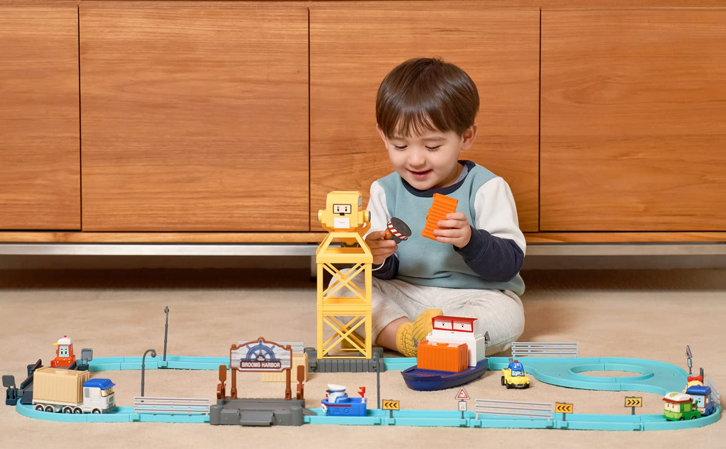 Robocar Poli Official Cargo Station Playset, Vehicle Car Race Track Builder (Tracks & Terry Die-Cast Vehicle Included)