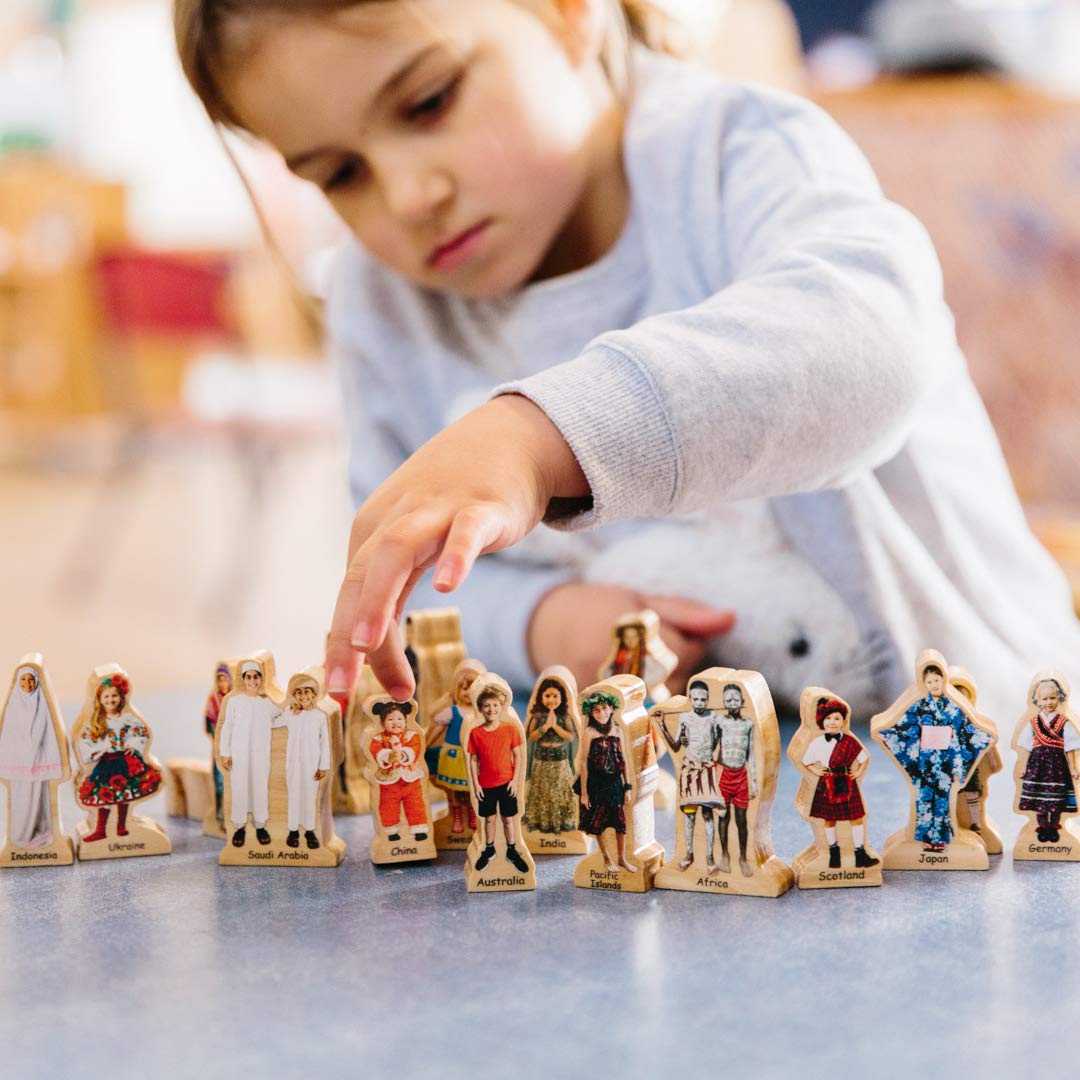 PEOPLE AROUND THE WORLD SET OF 18