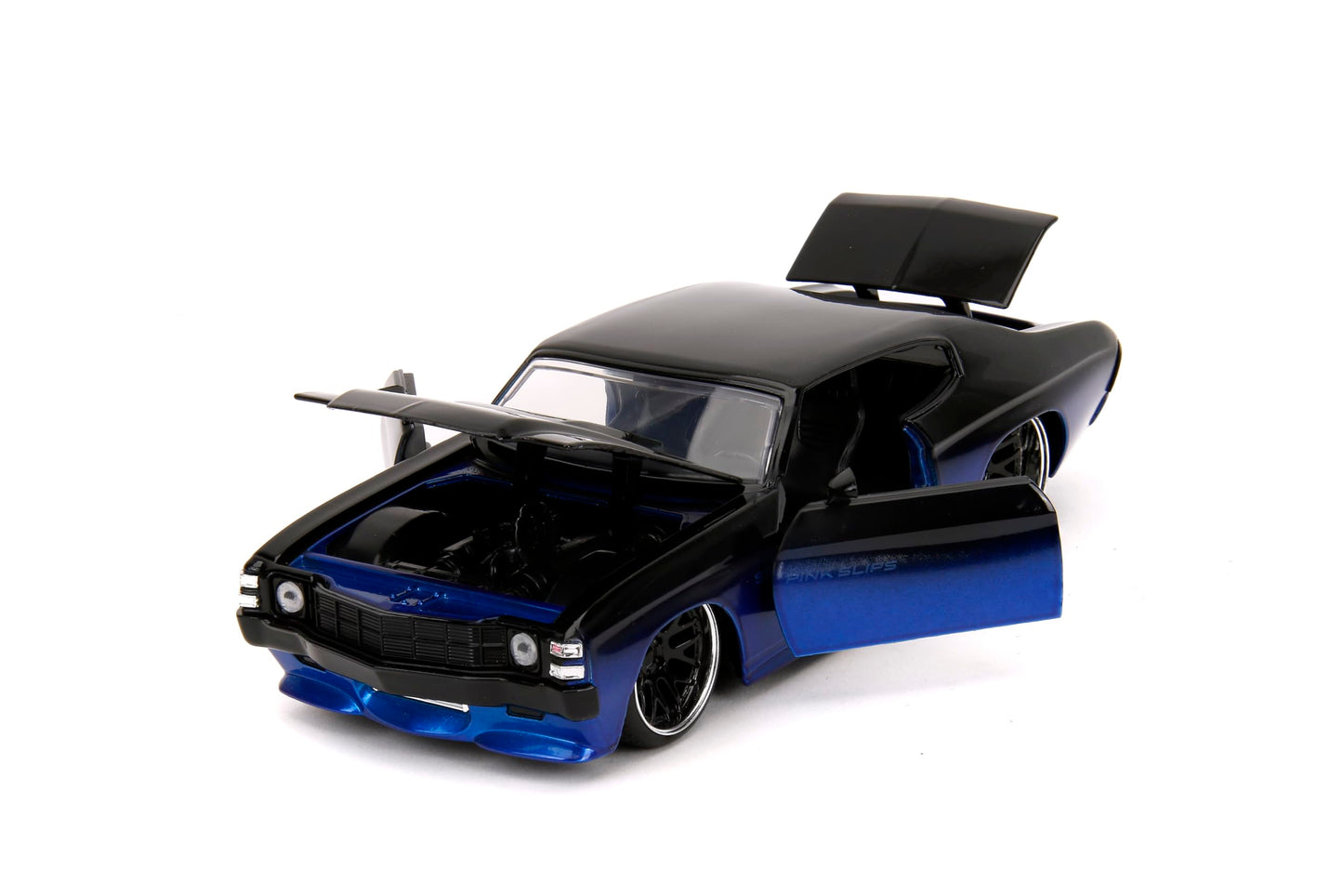Pink Slips 1:24 W5 1971 Chevy Chevelle SS Die-Cast Car w/Base, Toys for Kids and Adults(Blue/Black Gradient)