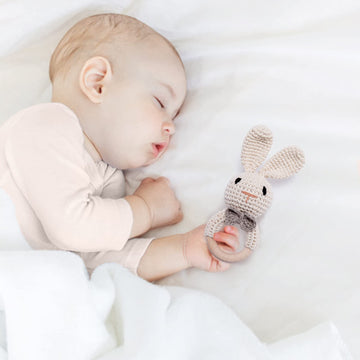 Youuys Wooden Baby Rattle Toys, Easter Bunny Rattle For Baby Crochet Bunny Rattle Toy Natural Wood, Shaker Rattle For Hand Grips, Boy Girl First Rattle Gift, Newborn Gifts (Bunny)