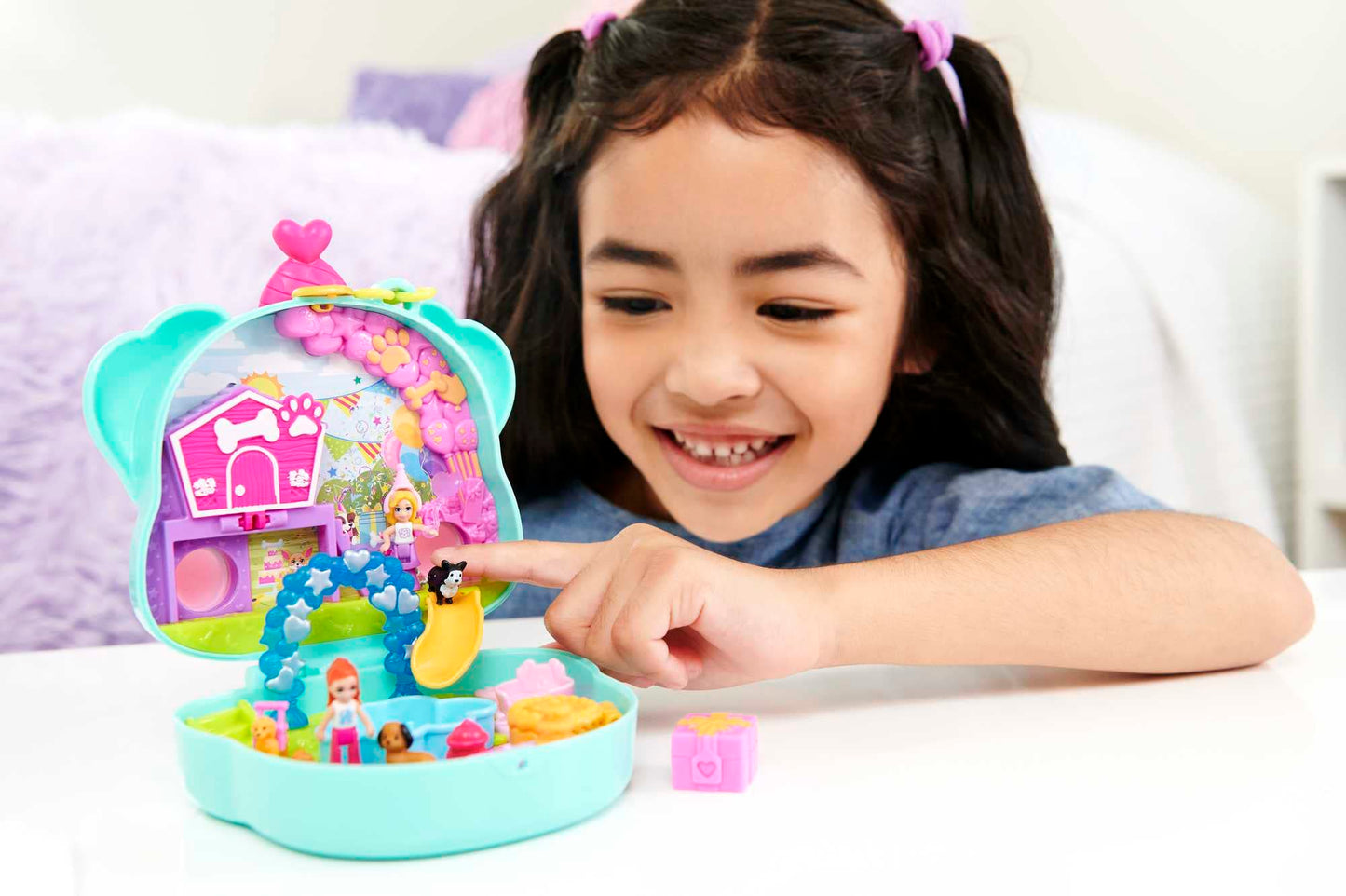 Polly Pocket Compact Playset - Doggy Birthday Bash with 2 Micro Dolls, Multicolor, Travel Toy with Accessories, Model HKV30