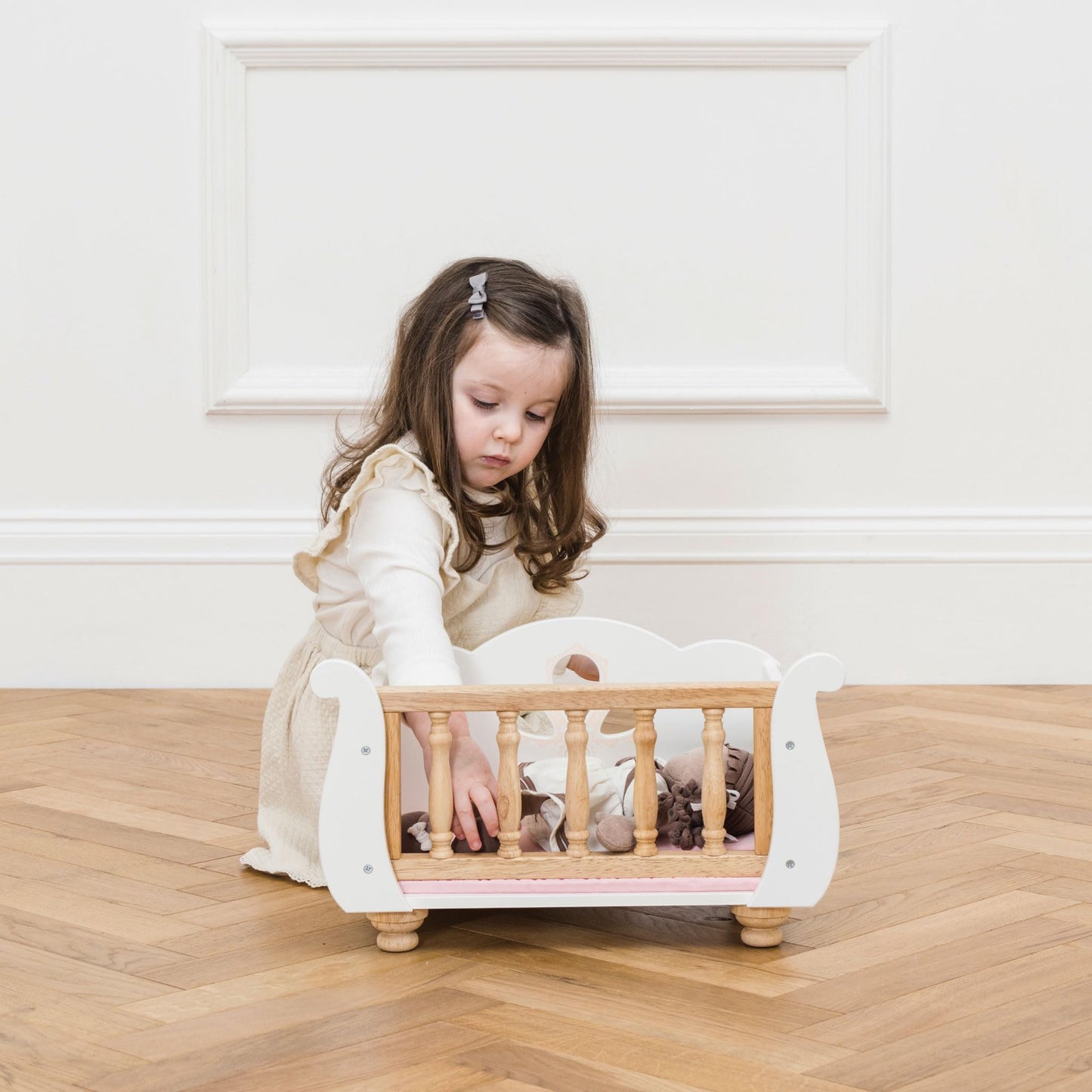 Le Toy Van - Educational Wooden Toy Role Play Beautiful Sleigh Doll Cot & Crib | Girls Pretend Play Toy Pram Playset - For Ages 3+