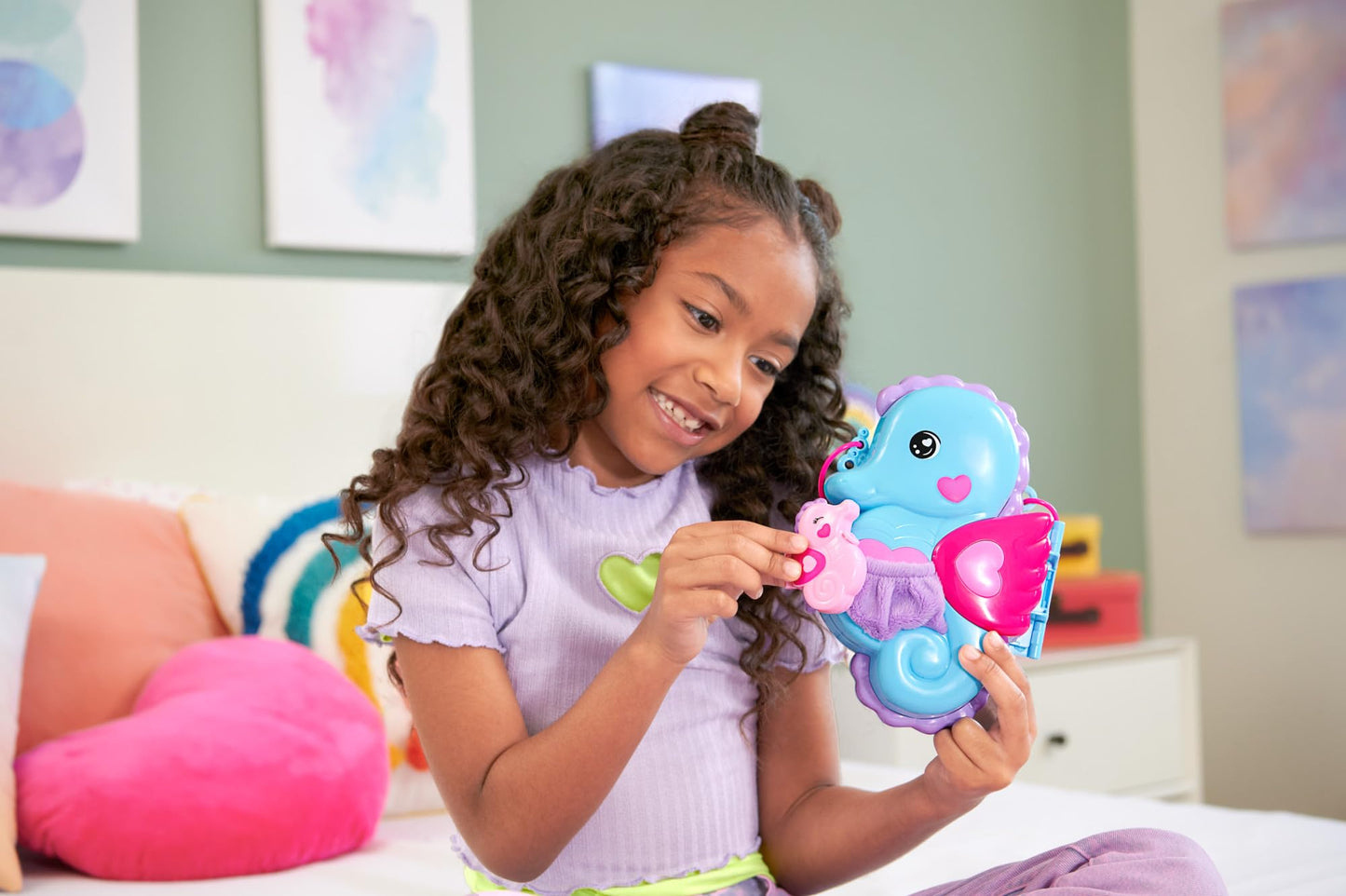 Polly Pocket - Seahorse Bag 2-In-1 Playset Polly And Shani Dolls Animals & 13 Accessories Included Make A Wear Bag Toy For Kids 4+ Years Hwp03