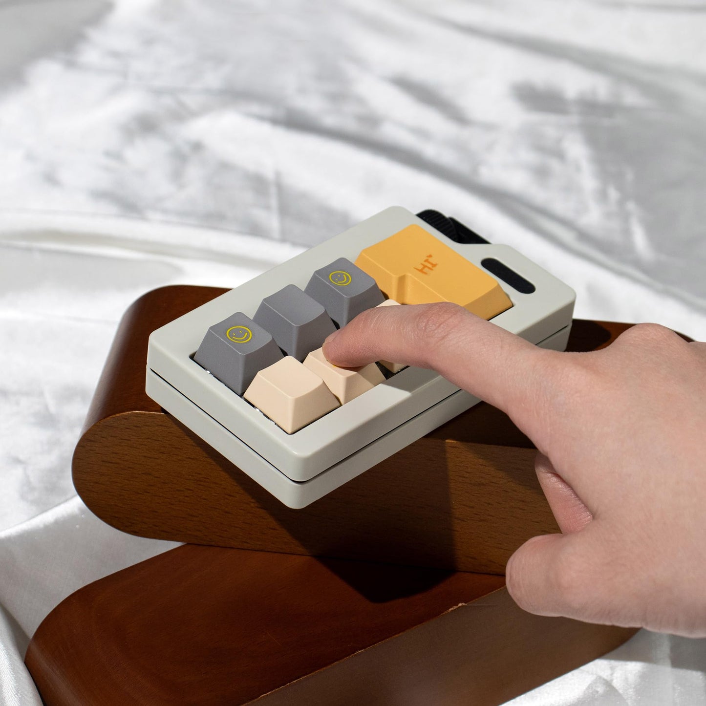 Loud Keyboard Fidget Toys, Keyboard Clicker Fidget Stress Relief Sensory Toy, Linear Finger Clicker Toys For Adults(Grey)