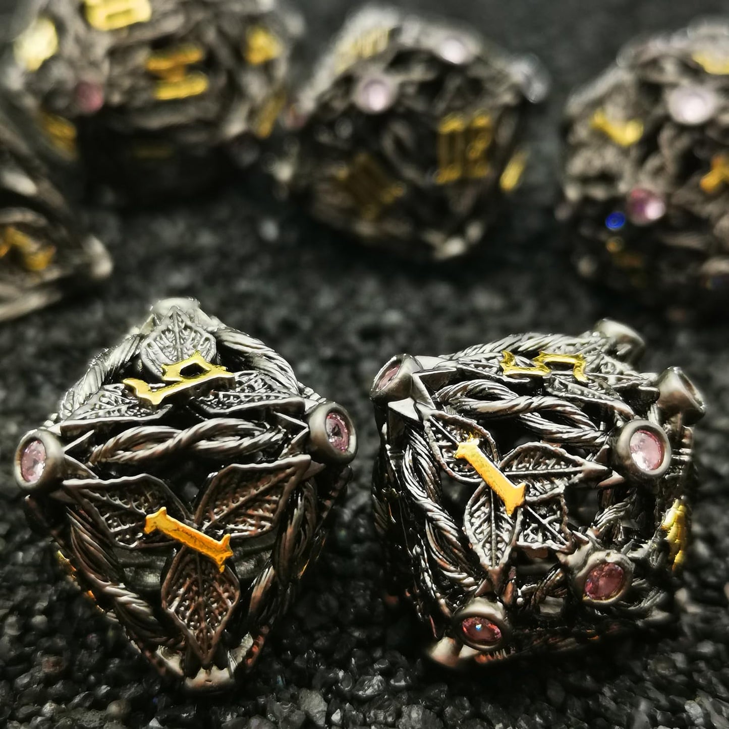 Haomeja Hollow Magic Vine Leaf Dnd Dice Set Metal Dice Set 7 Role Playing Dice D&D Dungeons And Dragons Dice (Black + Purple Gem