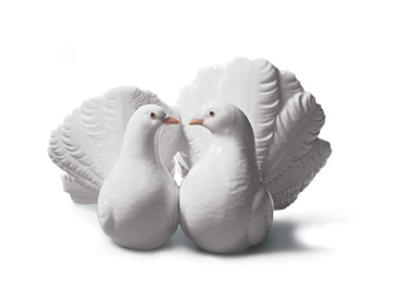 Lladró Porcelain Figure Of White Glossy Pair Of Doves. Figure Of Dove Lovers.