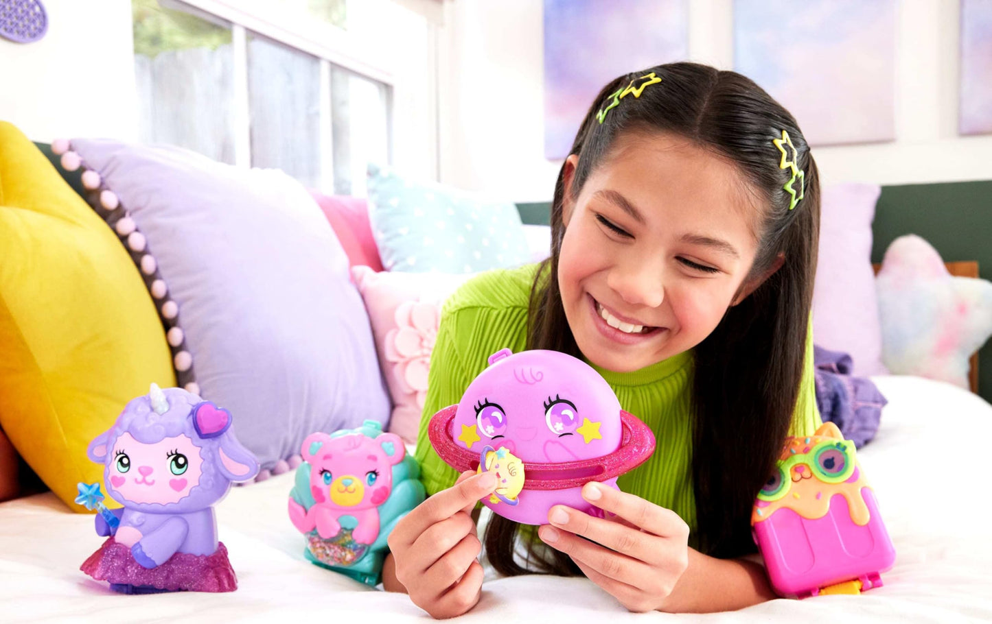 Polly Pocket Dolls & Playset, Cozy Dreamland Lamb Compact, Travel Toy with 1 Micro Doll, Pet Unicorn, Food & Fashion Styling Acc