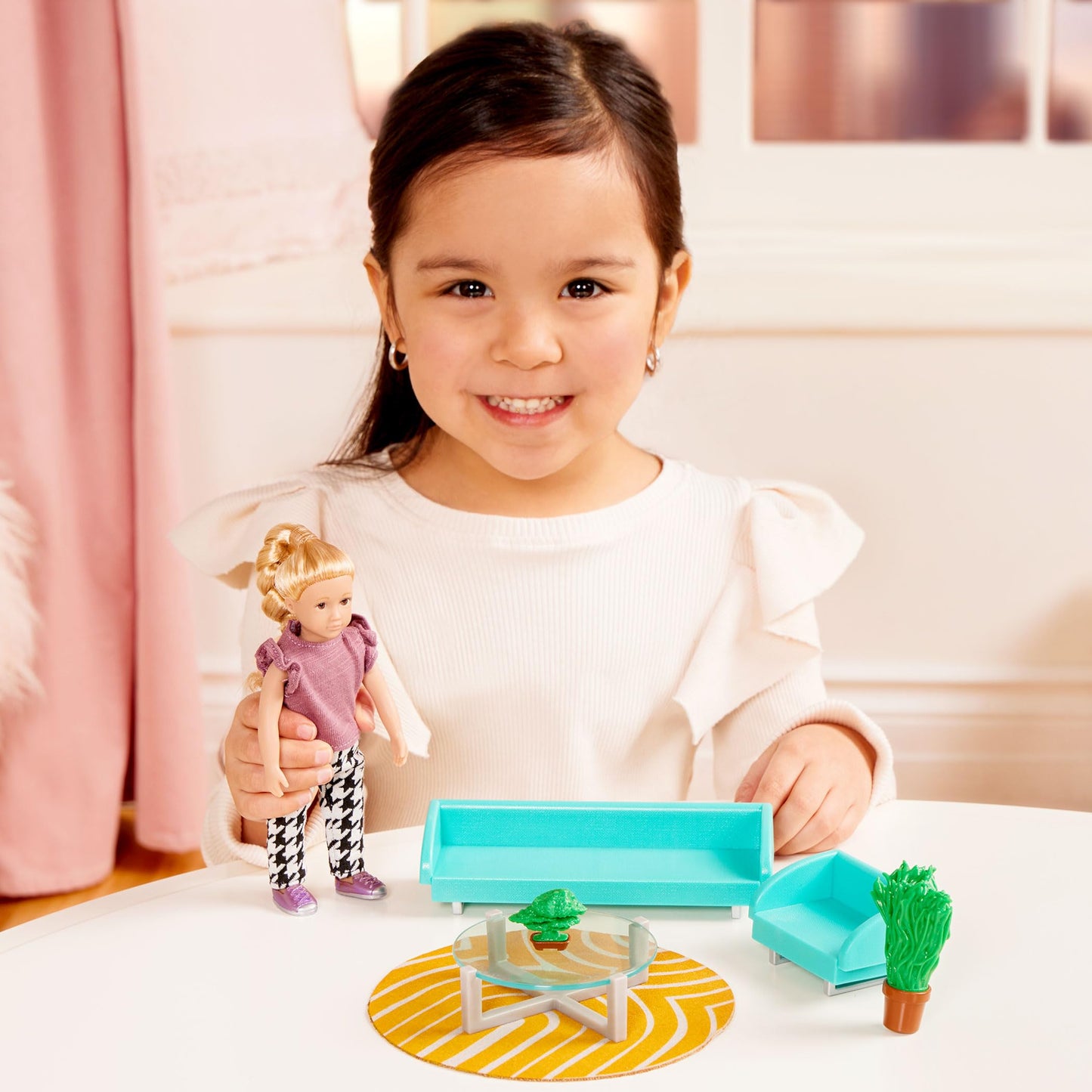Lori – Living Room Set For Mini Dolls – Furniture For 6-Inch Dolls – Dollhouse Accessories – Couch, Table, Rug, Plants – 3 Years + – Urban Living Room Set