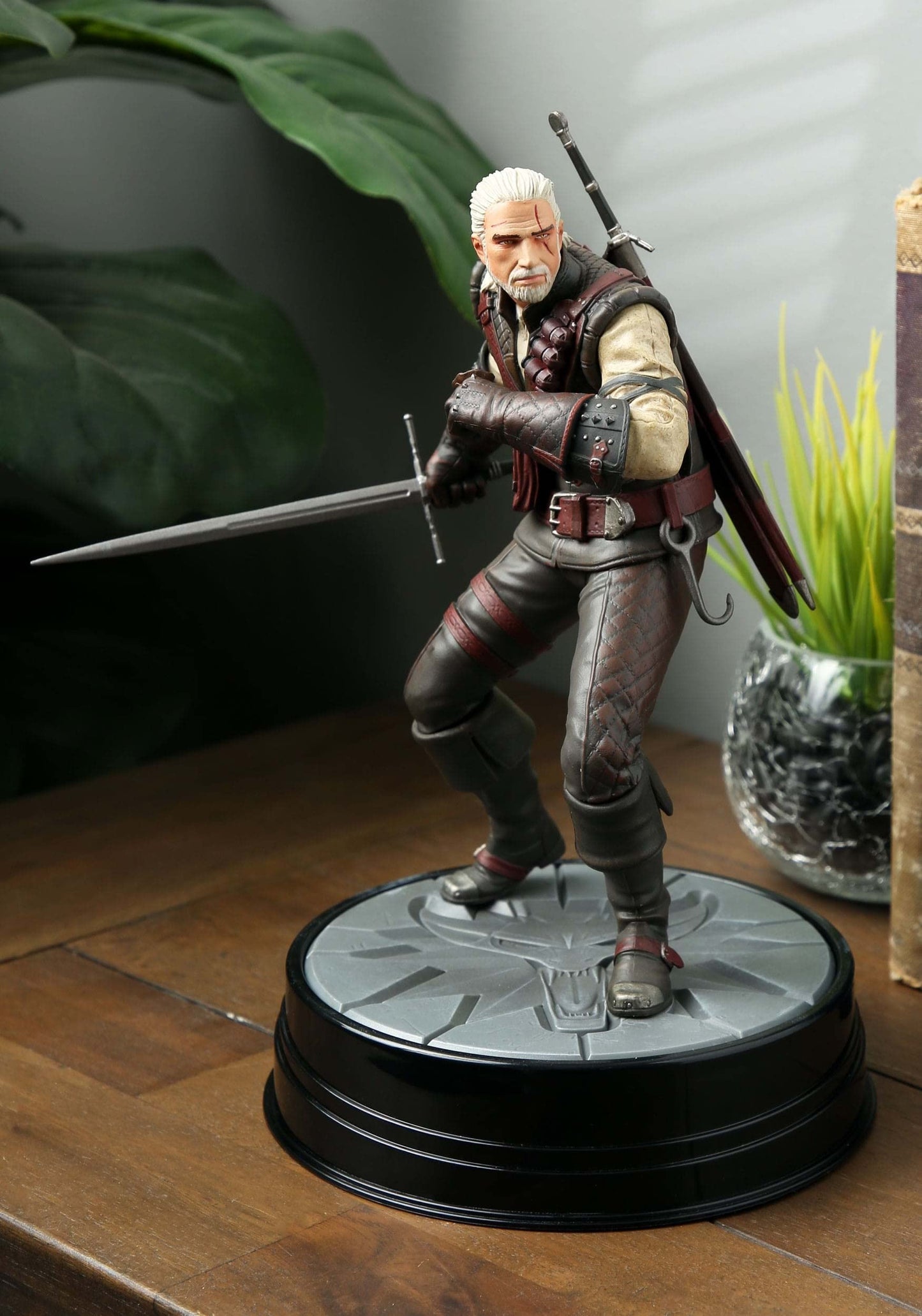 DARK HORSE COMICS The Witcher 3: Wild Hunt Geralt Manticore Figure  Standard