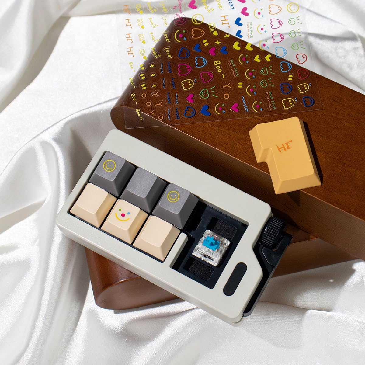 Loud Keyboard Fidget Toys, Keyboard Clicker Fidget Stress Relief Sensory Toy, Linear Finger Clicker Toys For Adults(Grey)