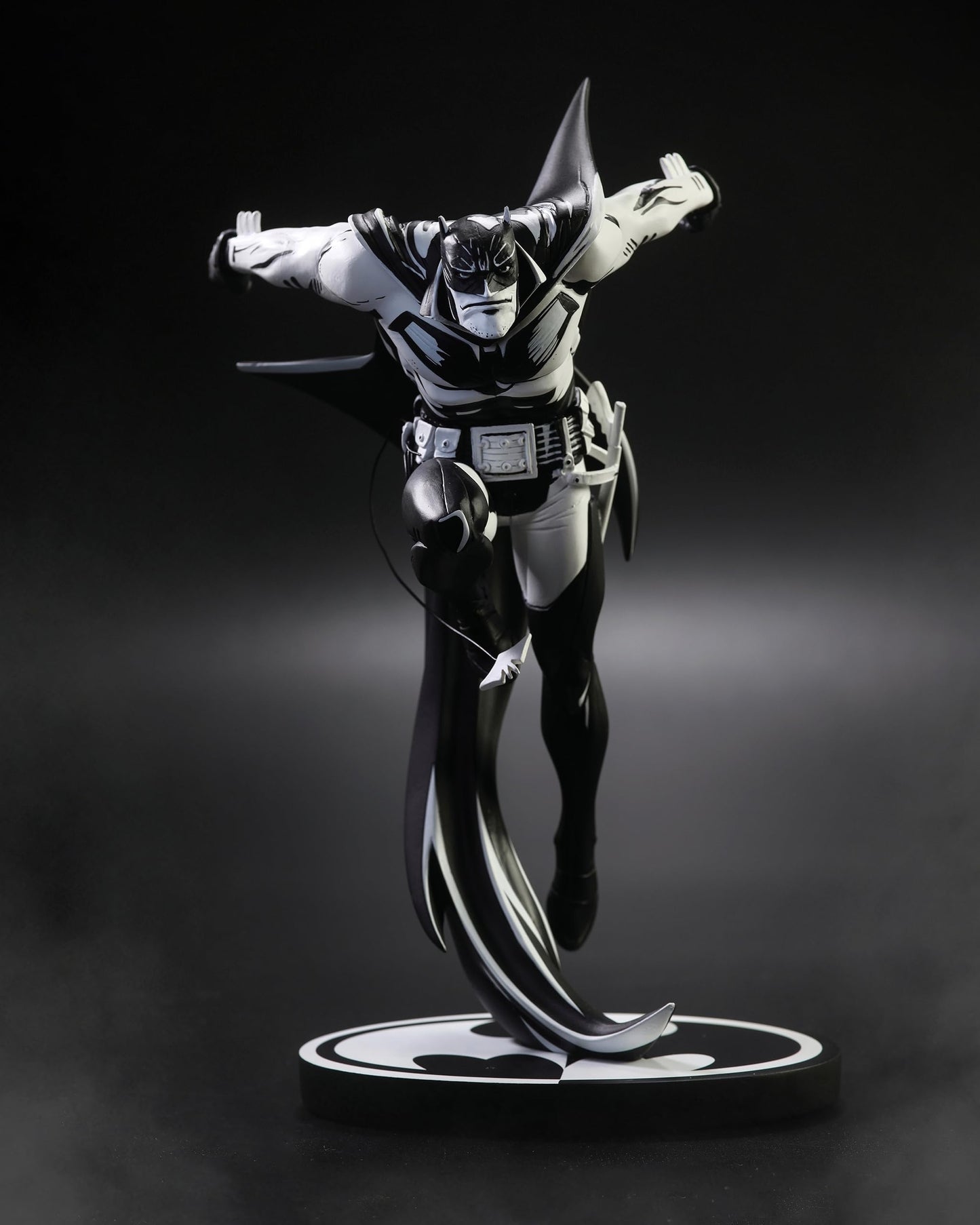 Mcfarlane Toys - Dc Direct Batman White Knight By Sean Murphy (Batman Black & White) Sketch Edition Variant Resin Statue