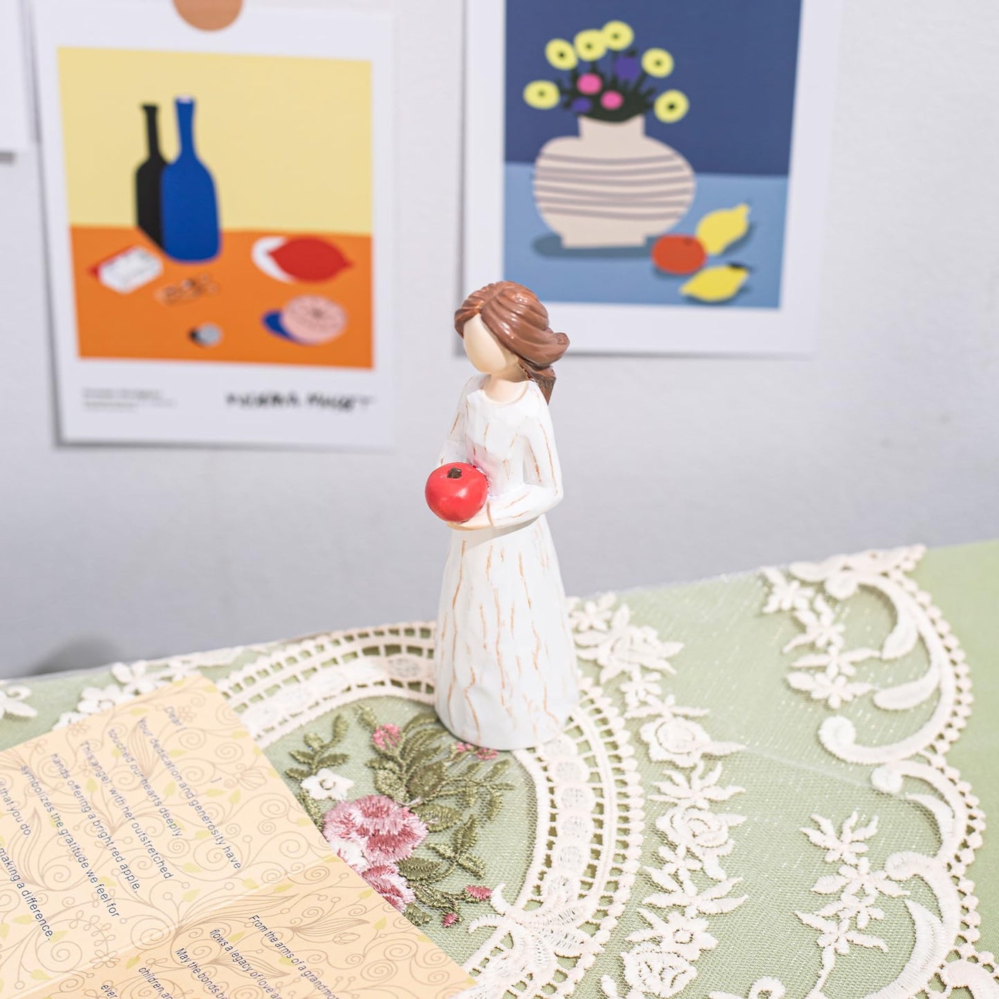 Siguejor Teacher Gifts,Grateful Heart,Hand-Painted Resin Figurines Of Woman Holding Red Apple, To Express Appreciation For Teach