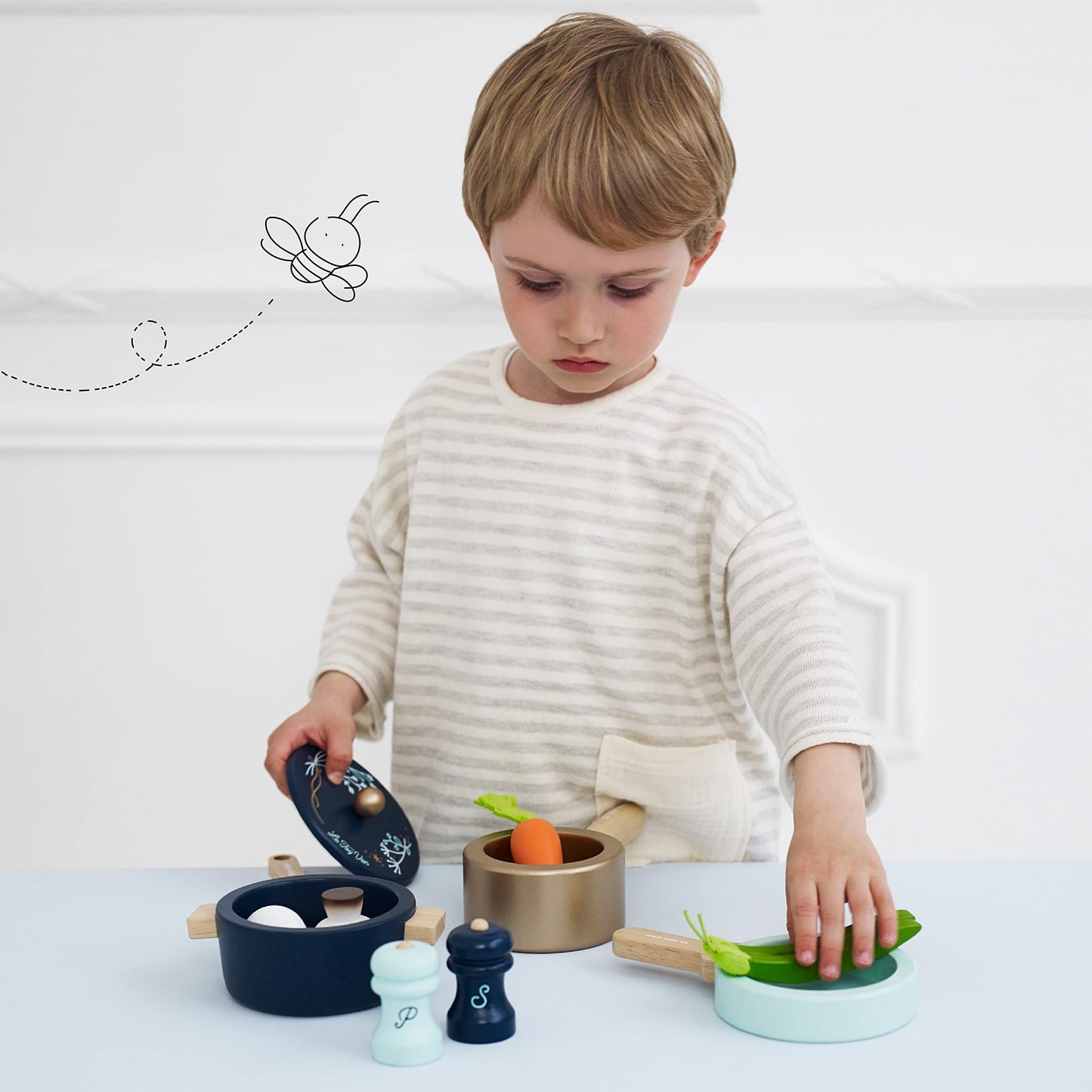 Le Toy Van - Educational Wooden Pretend Kitchen Honeybake Pots and Pans Cooking Set Play Toy | Kids Role Play Toy Kitchen Access