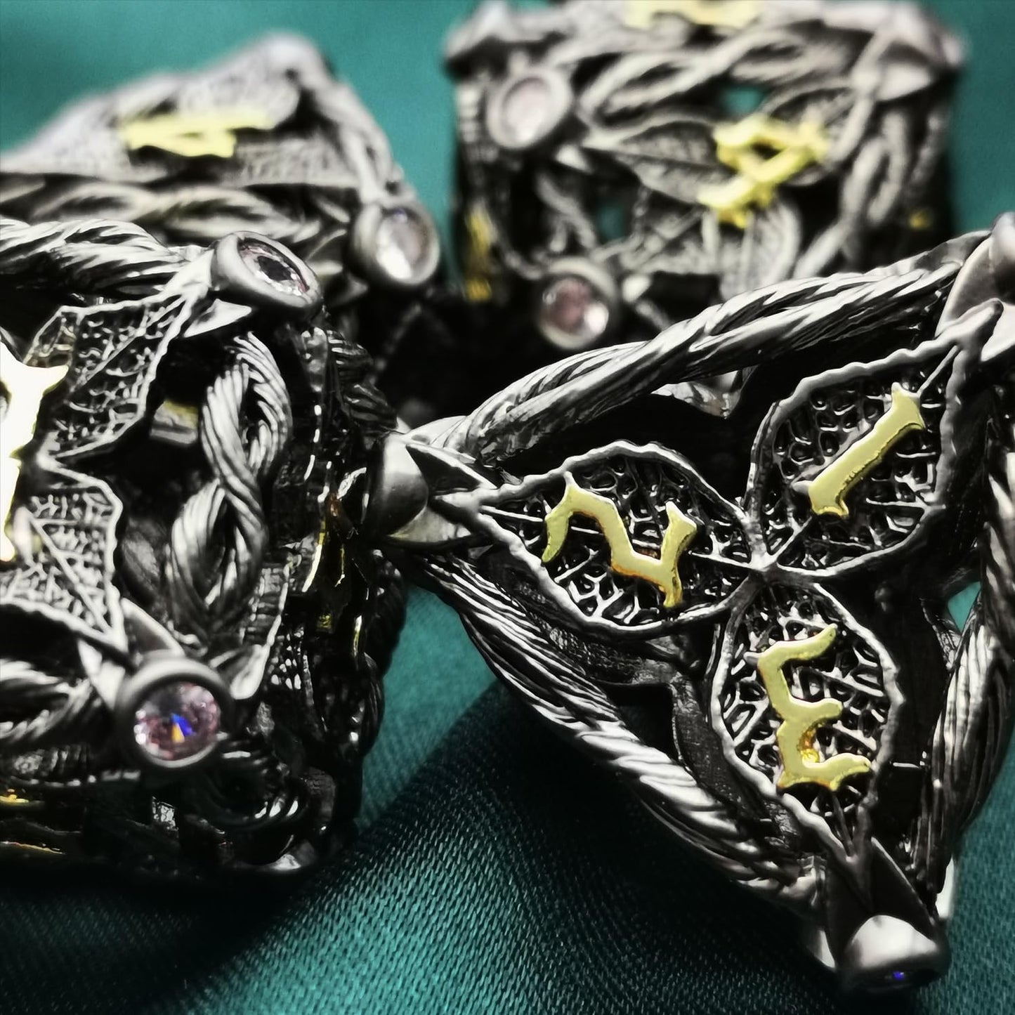 Haomeja Hollow Magic Vine Leaf Dnd Dice Set Metal Dice Set 7 Role Playing Dice D&D Dungeons And Dragons Dice (Black + Purple Gem