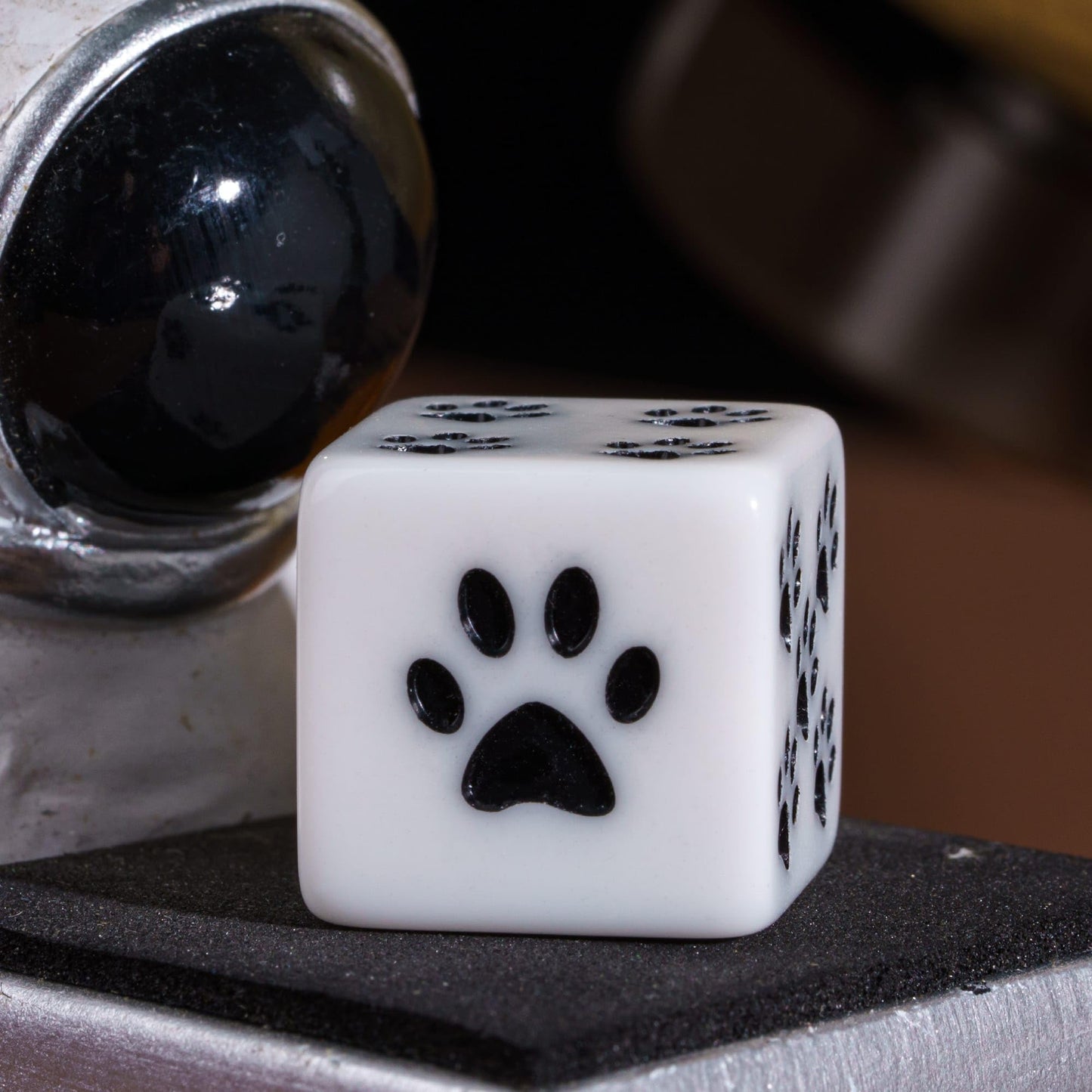 HDdais 10 Piece 16mm D6 Dice Set - Cat's Paw Design, 5 Black & 5 White Resin Dice for DND, MTG, Tabletop Games, Math Teaching