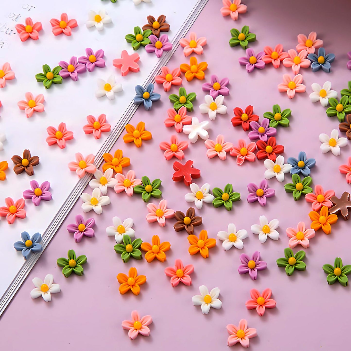 200Pcs Resin Daisy Flowers For Crafts Dollhouse Miniatures Resin Mini Things Tiny Daisy Flowers For Fairy Garden Dollhouse Micro