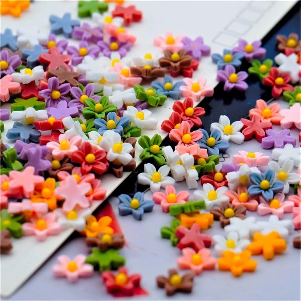 Micro Resin Daisy Blooms, Dollhouse Miniature Polyresin Flowers, Terrarium Fairy Garden Dollhouse, Zen Garden, Fairy Garden (50P