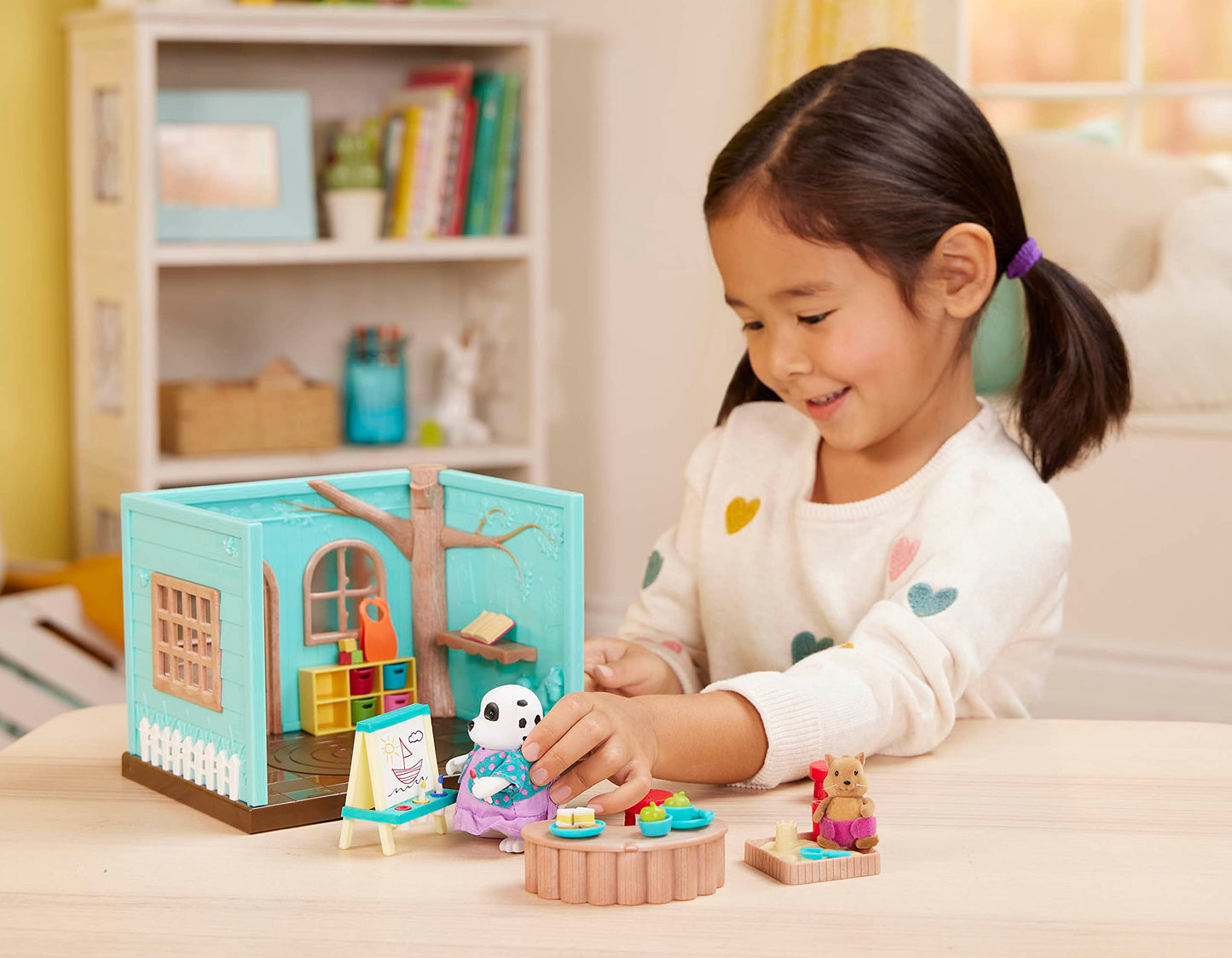 Li'l Woodzeez Nursery Playset with 2 Posable Dolls & Storybook, Small Plastic Dollhouse for Kids 3 Years +, Model WZ6821SZ