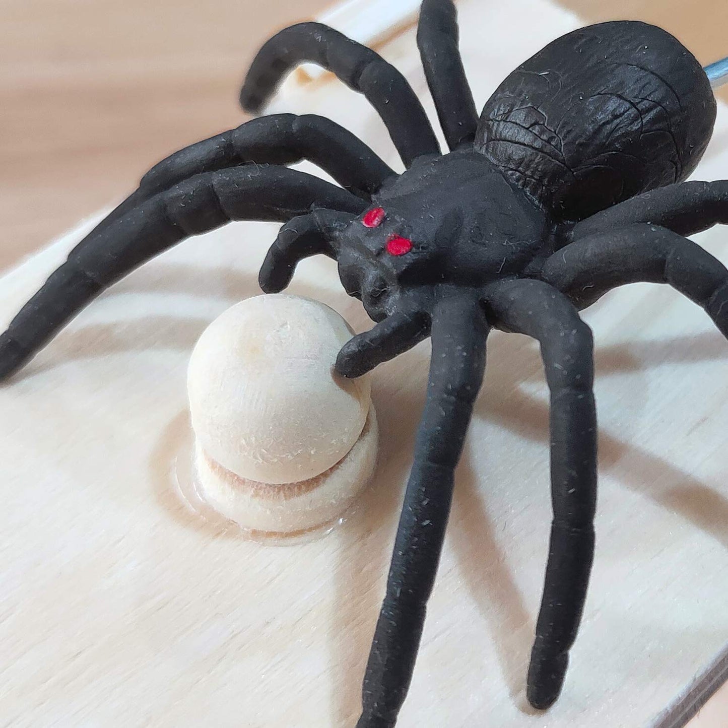GIIOASA Fun Spider Money Surprise Box - Handcrafted Rubber Spider Prank - Beige - B09-single
