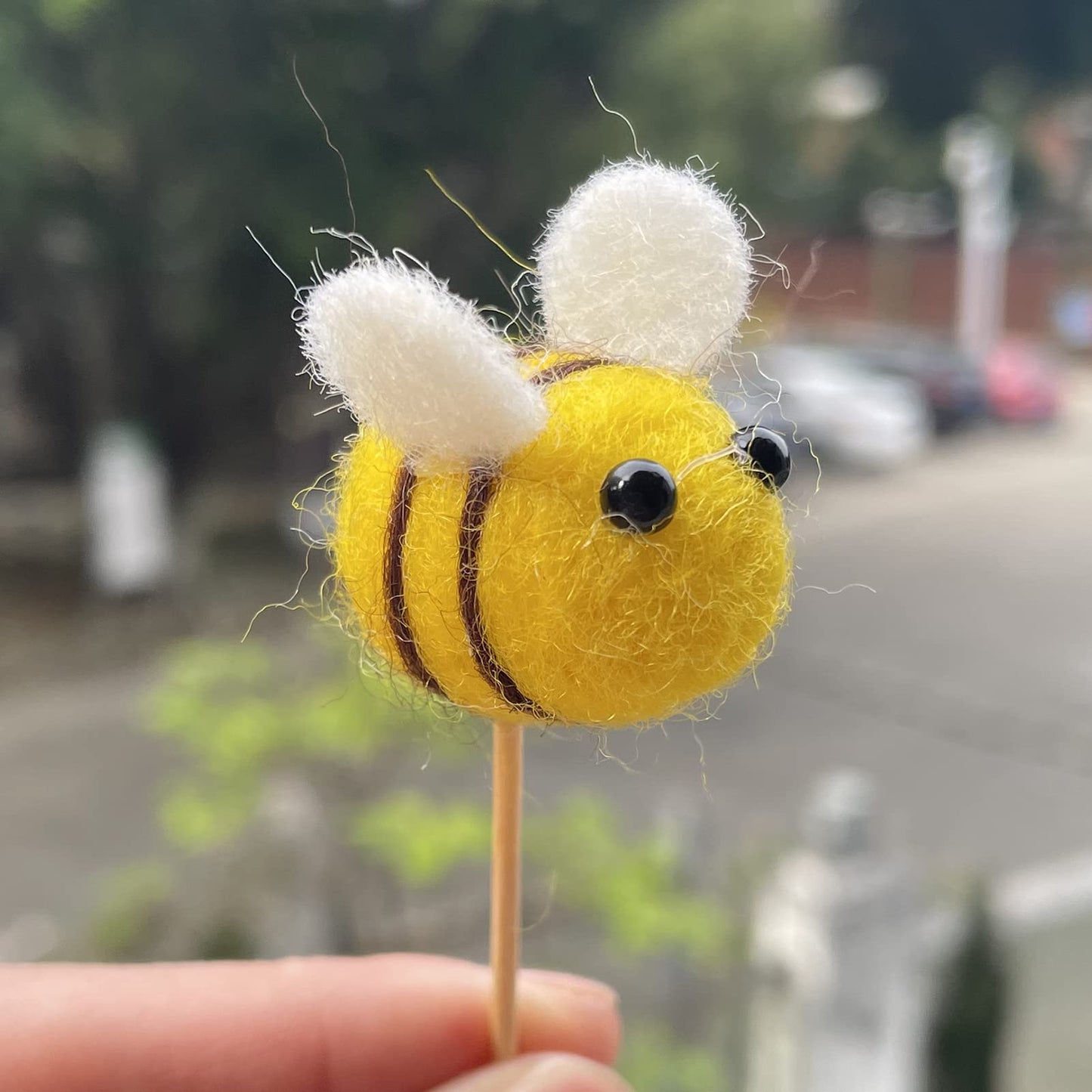 AcceLeah 25Pcs Wool Felt Bumble Bee Cute Bee Craft Ball Nursery Perfect for Baby Room Shower Gift Decorations or Costume Accesso