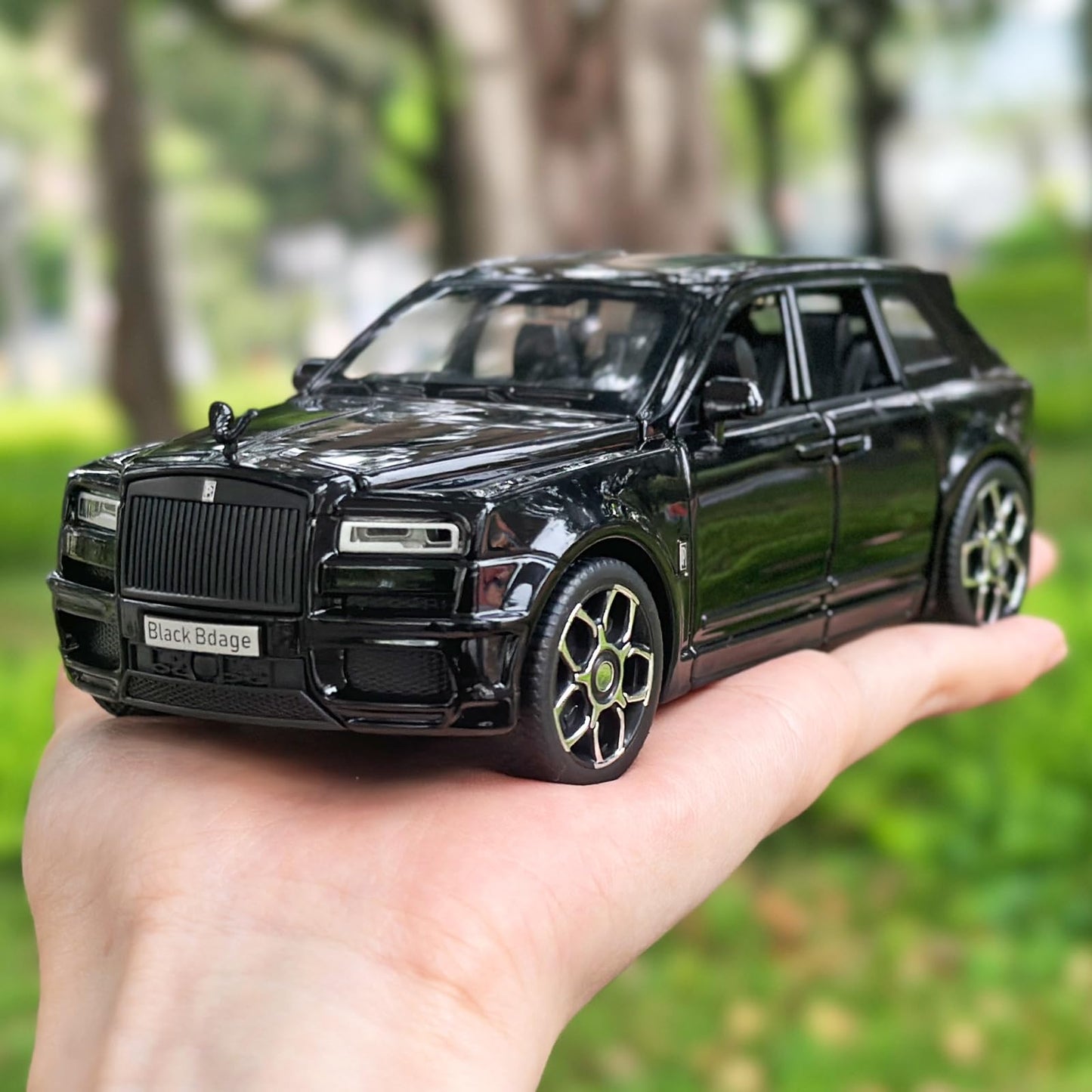 OANMYJJO 1:32 Rolls-Royce Cullinan Die Cast Metal Car Model, Black, Pull Back Toy with Light & Sound for Ages 3+