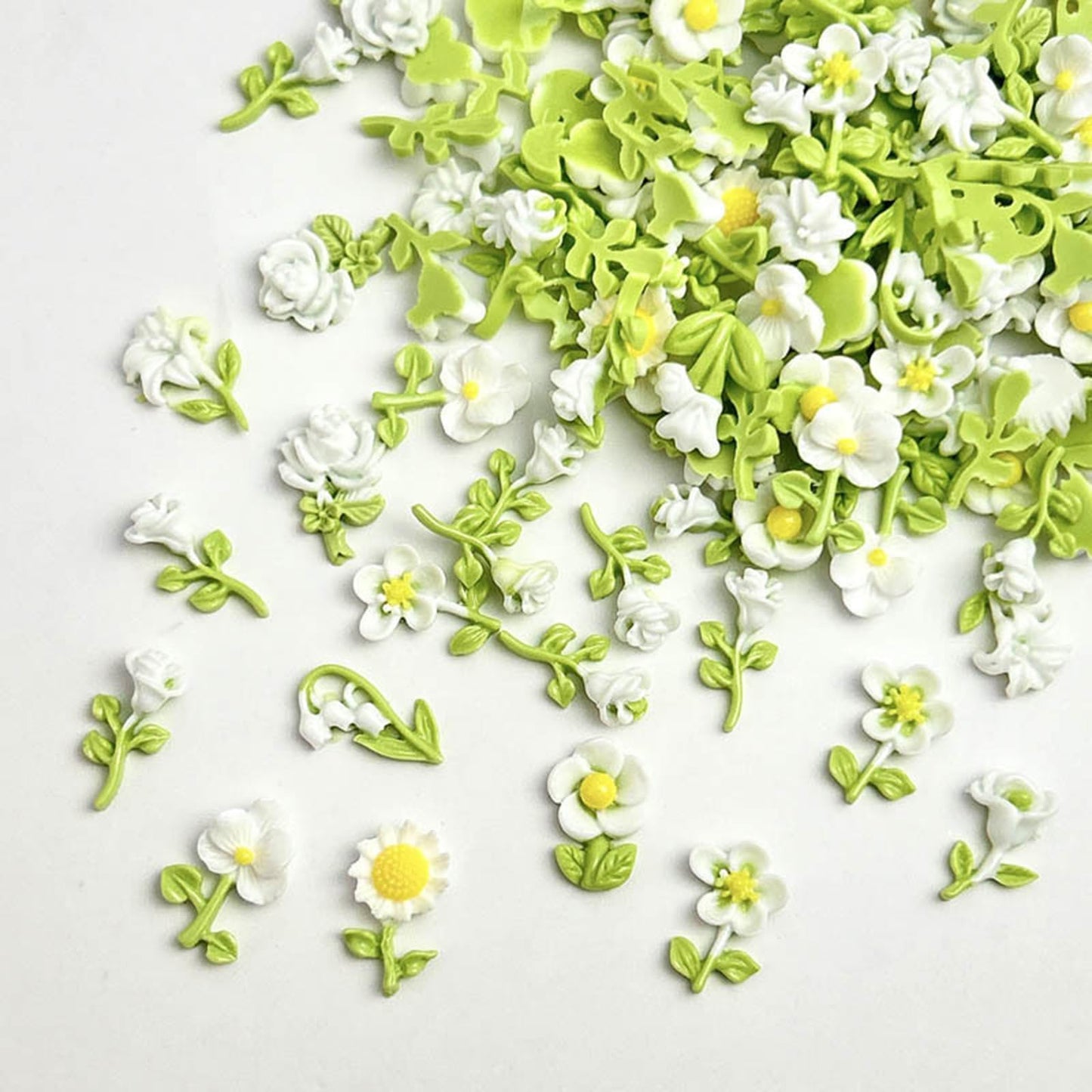 100 Pieces Tiny Green Flowers For Dollhouse Miniatures Resin Flowers For Crafts Tiny Things For Fairy Garden Micro Landscaping D