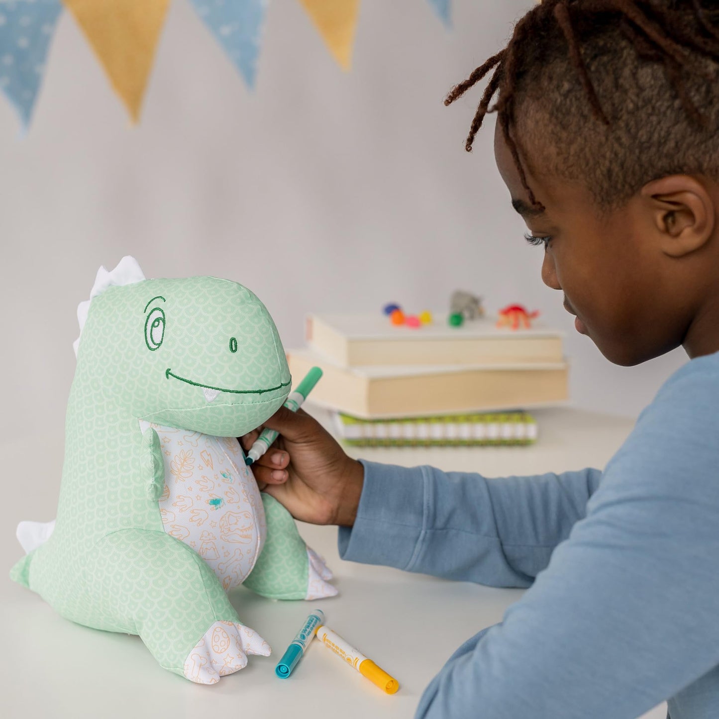 Crayola Color Me Plush, Green Dinosaur with 3 Ultra-Clean Washable Markers, Creative Fun for Boys and Girls Ages 3 and Up