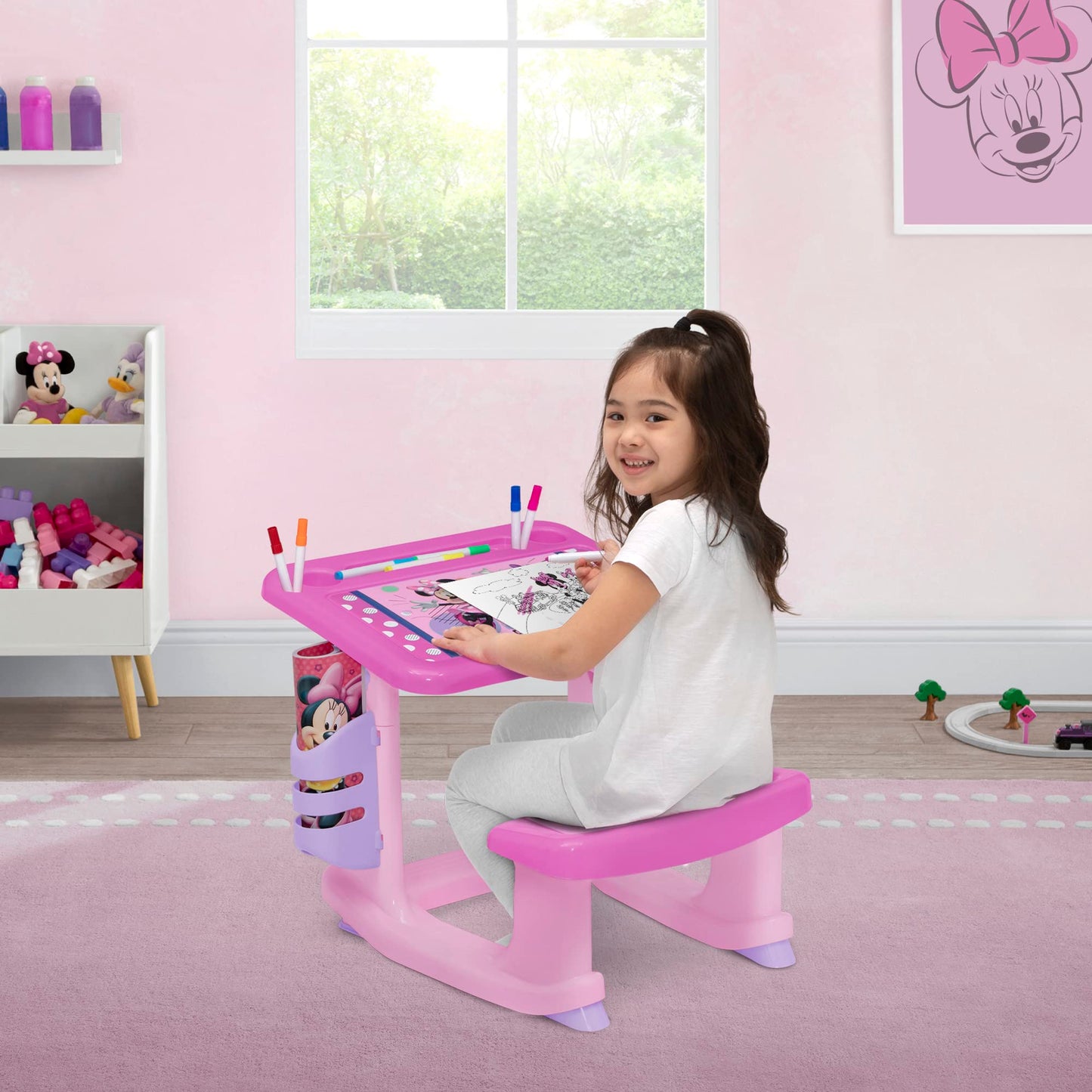 Disney Minnie Mouse Draw and Play Desk by Delta Children - Includes 10 Markers and Coloring Book, Pink