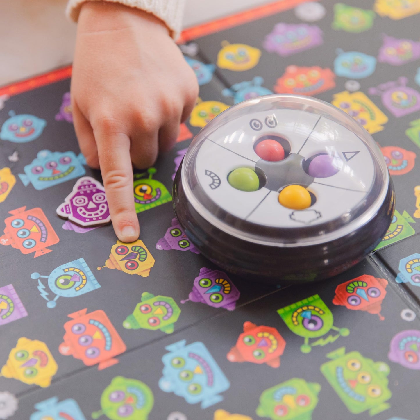 Educational Insights Robot Face Race Game, Fast-Paced Color Matching for 2-4 Players, Multi-color, Cardboard, Model EI-2889