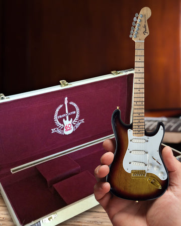 Axe Heaven Fs-022 Licensed Fender Stratocaster 60Th Anniversary Set - Case And Mini Guitar