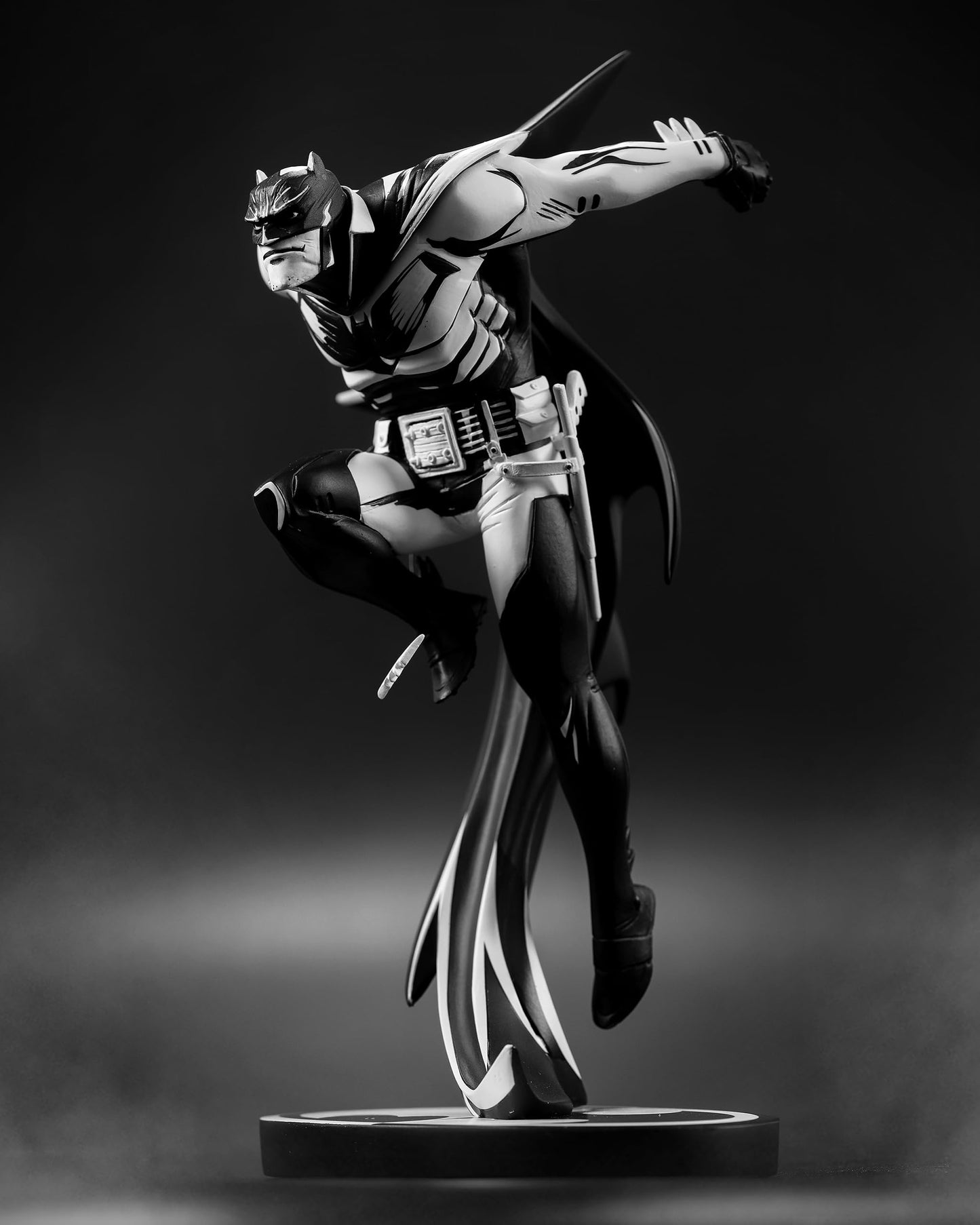 Mcfarlane Toys - Dc Direct Batman White Knight By Sean Murphy (Batman Black & White) Sketch Edition Variant Resin Statue