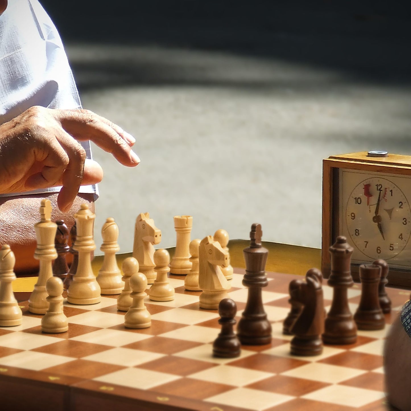 Husaria Professional Staunton No. 6 Wooden Chess Set with 2 Extra Queens - 3.9-Inch Kings, Perfect for Tournaments