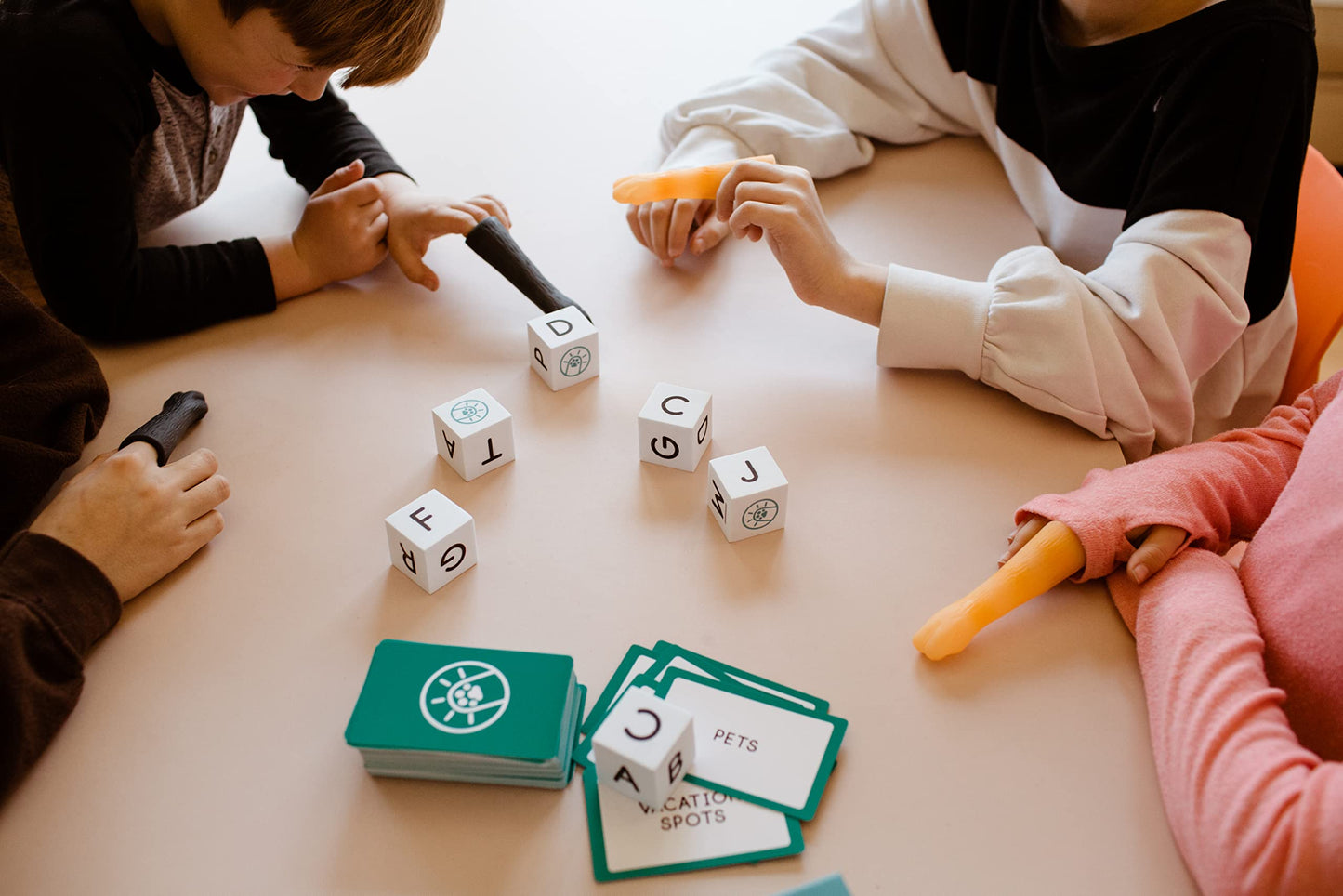 SolidRoots Cat•a•gories - Fast Thinking Dice-Swapping Game, Cardboard Model 77426