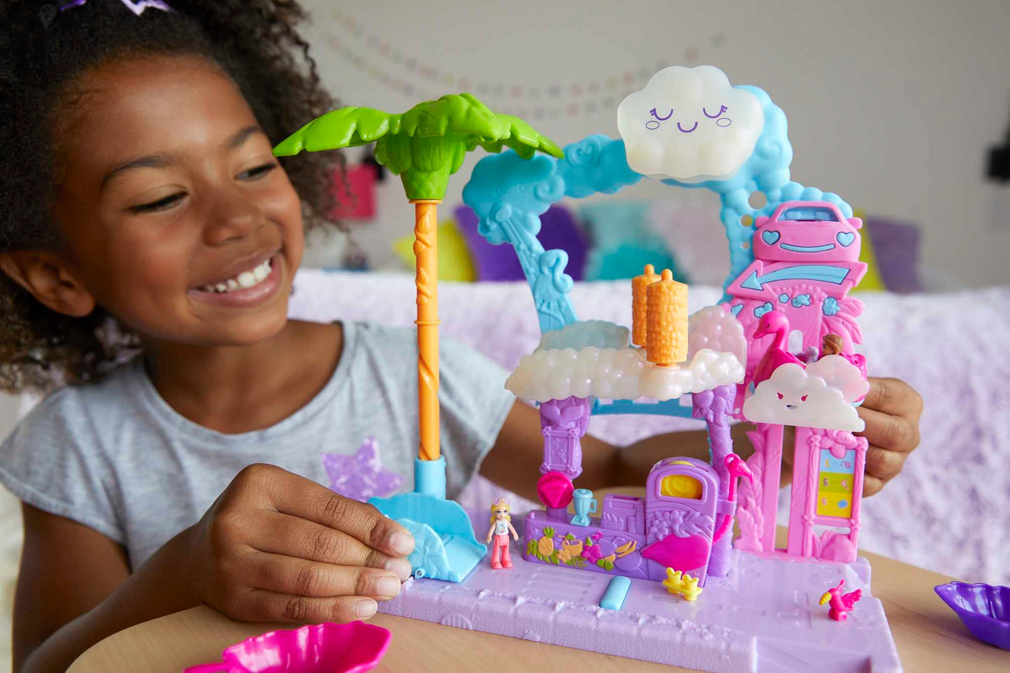 Polly Pocket Playset - Pollyville Flamingo Fun Car Wash with 2 Micro Dolls, Water Play Accessories, Multicolor, Model HHJ05