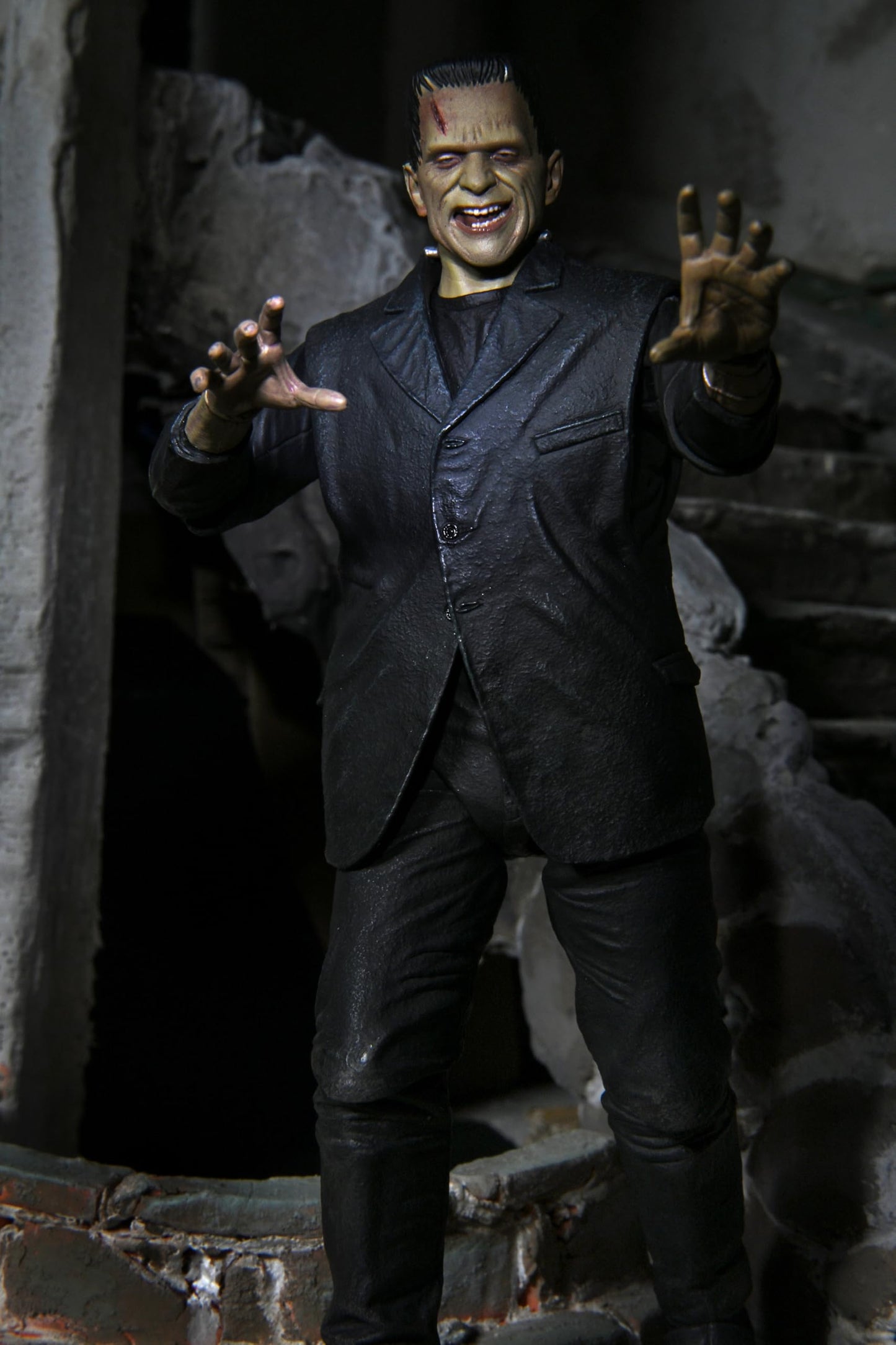 Universal Monsters - Ultimate Frankenstein's Monster (Color) 7  Scale Action Figure