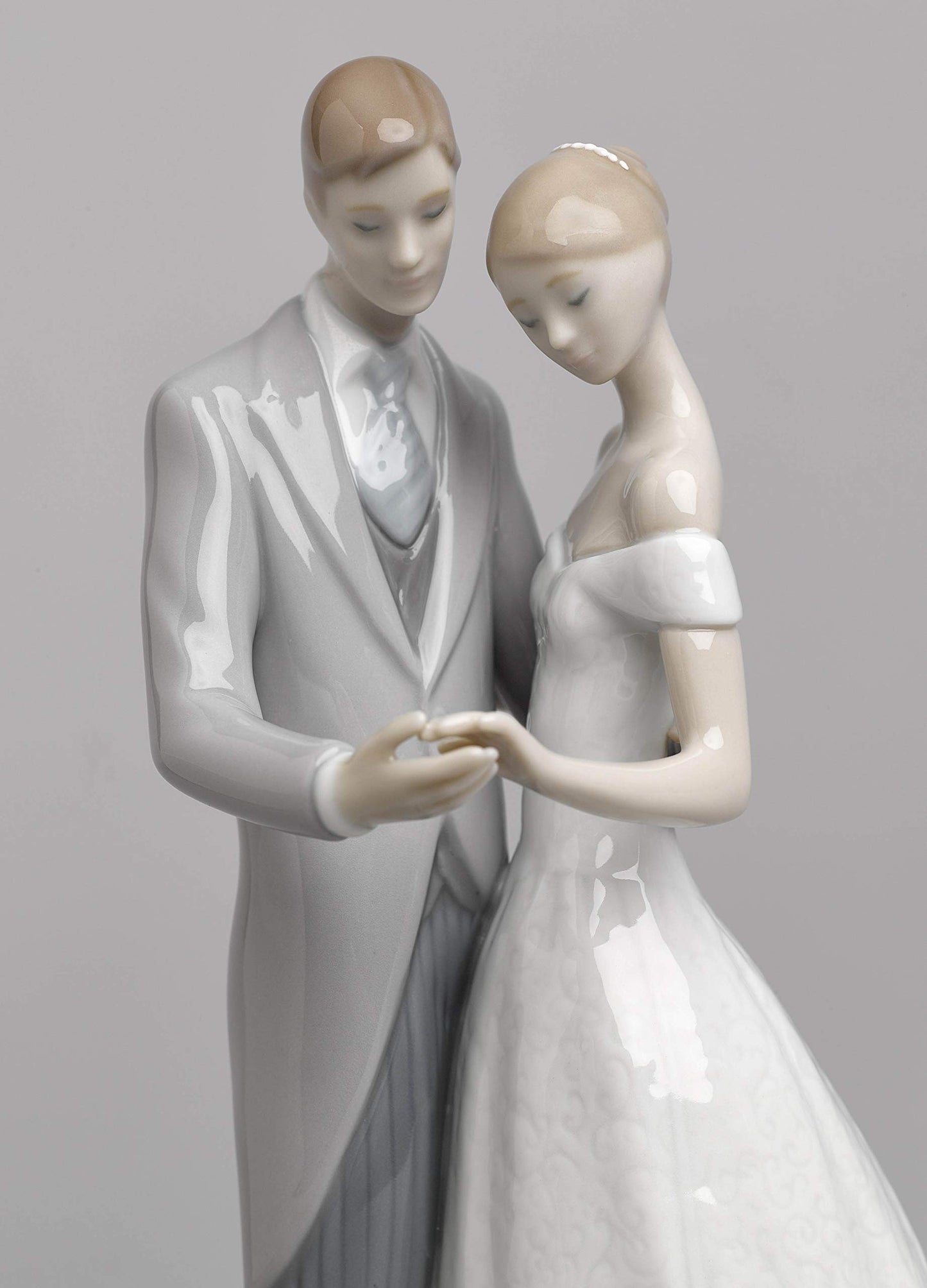 Lladró Porcelain Figurine Of A Wedding Couple United Forever. Decorative Groom And Bride Wedding In Glossy Porcelain.