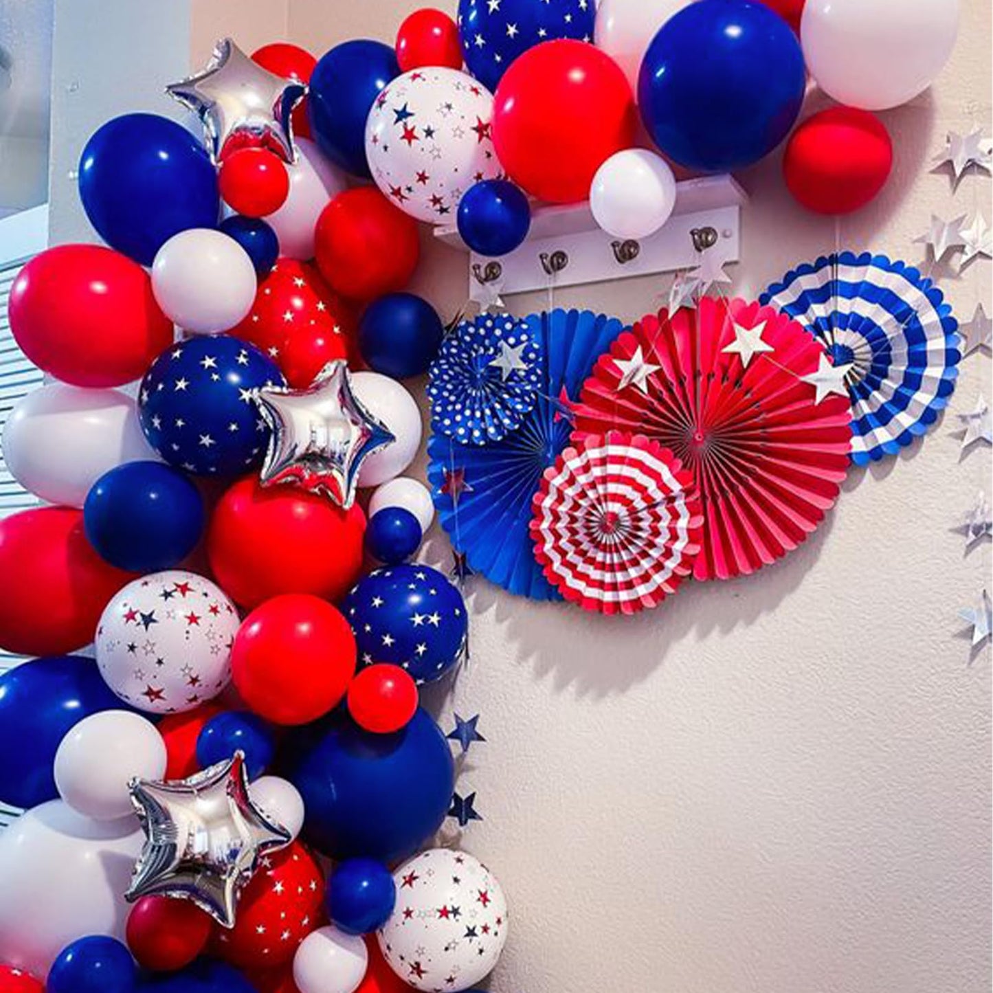 PartyWoo Red White and Blue Balloons - 140 pcs in 18", 12", 10", 5" Sizes - Rubber for 4th of July & Party Decorations