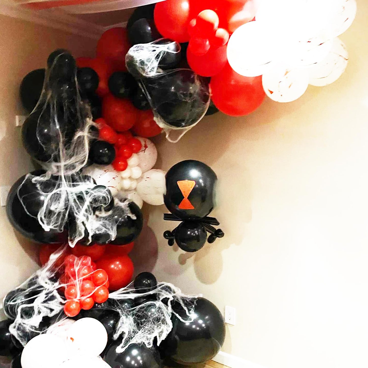Felice Arts Blood Splatter Balloon Arch Garland Kit White Red Black Balloons for Vampire Haunted House Horror Themed Escape Room