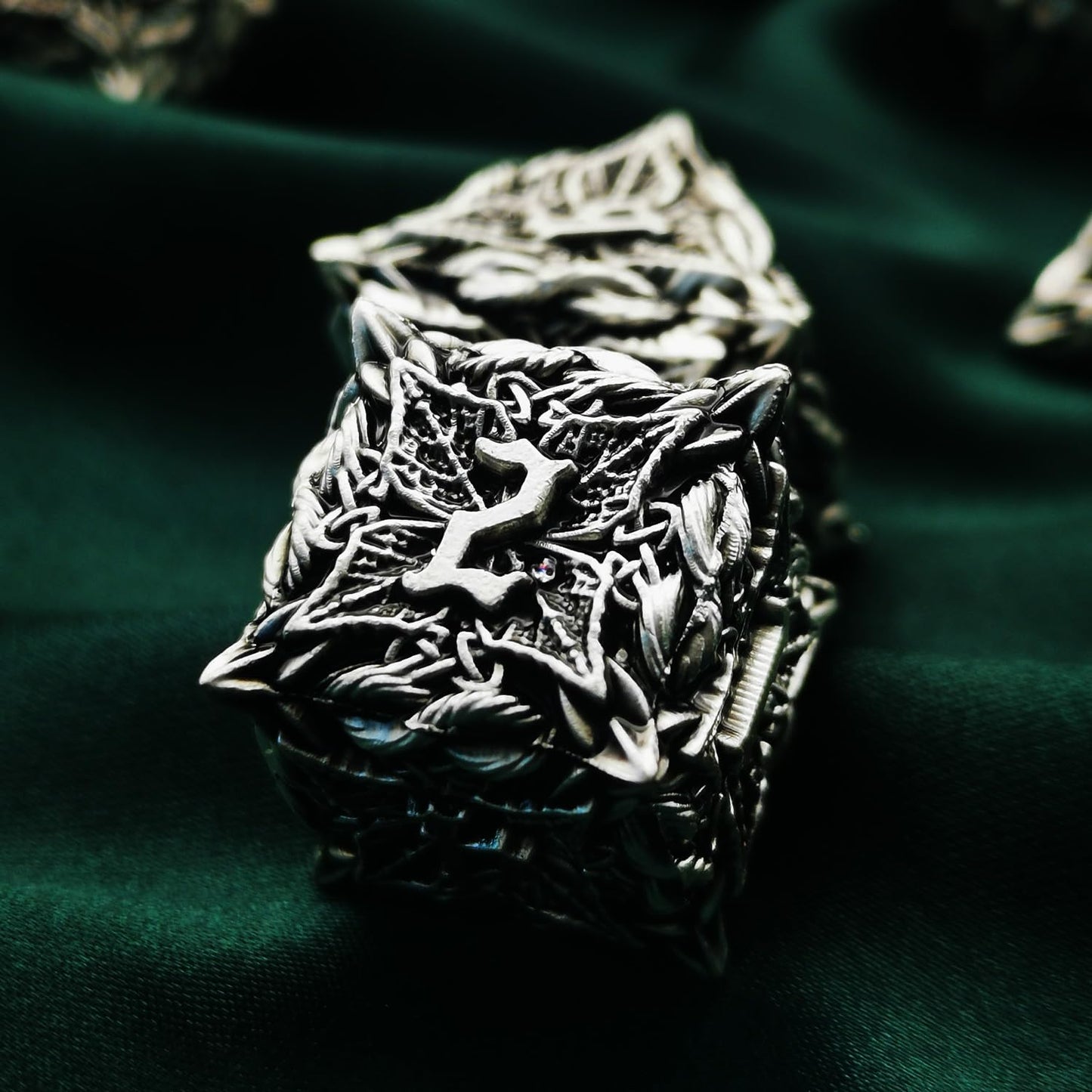 Haomeja Dnd Metal Dice Set - Leaf Vine Design, 7-Piece Polyhedral Dice For Dungeons And Dragons (Silver, Black)