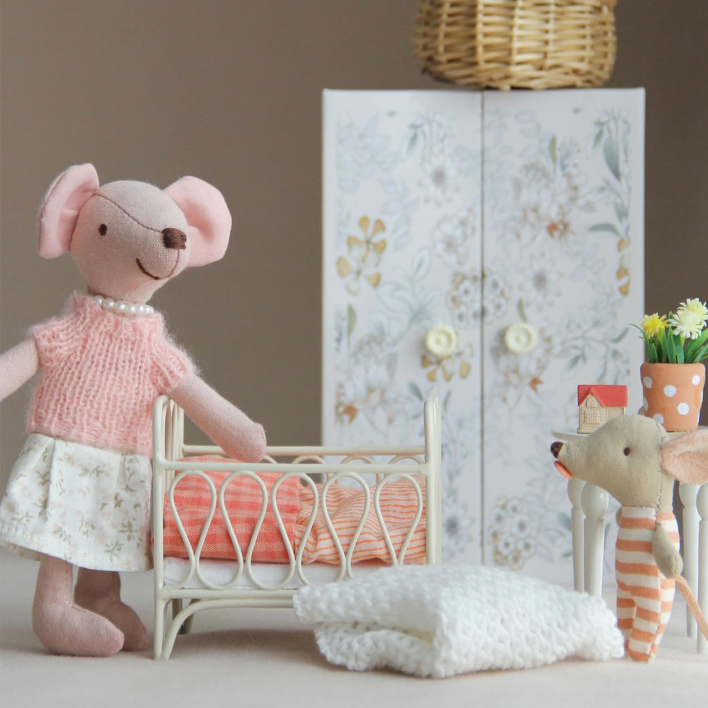 Minamzee 1:12 Dollhouse Crib  1 Set Miniature Iron Baby Bed with Bedding  Modern Cradle Model Mini Doll Crib Dollhouse Furniture Decorations Accessories
