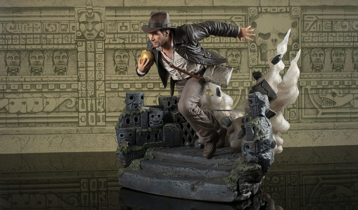 Diamond Select Toys Indiana Jones And The Raiders Of The Lost Ark: Escape With Idol Deluxe Gallery Statue