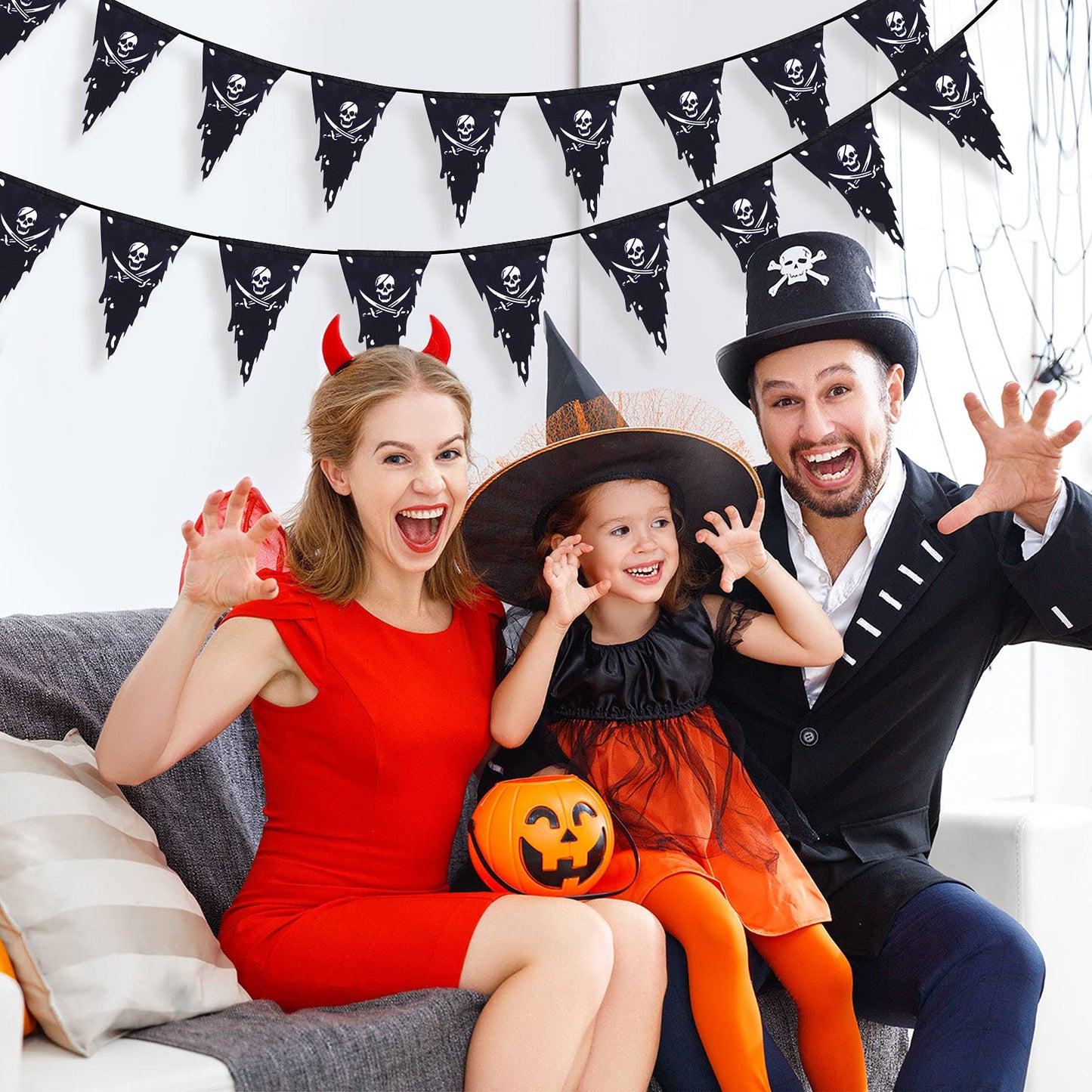 90 ft Pirate Flags Jolly Roger Banner Pirate Party Decoration Skull Triangle Flags Bunting for Party Outdoor Decoration Supplies