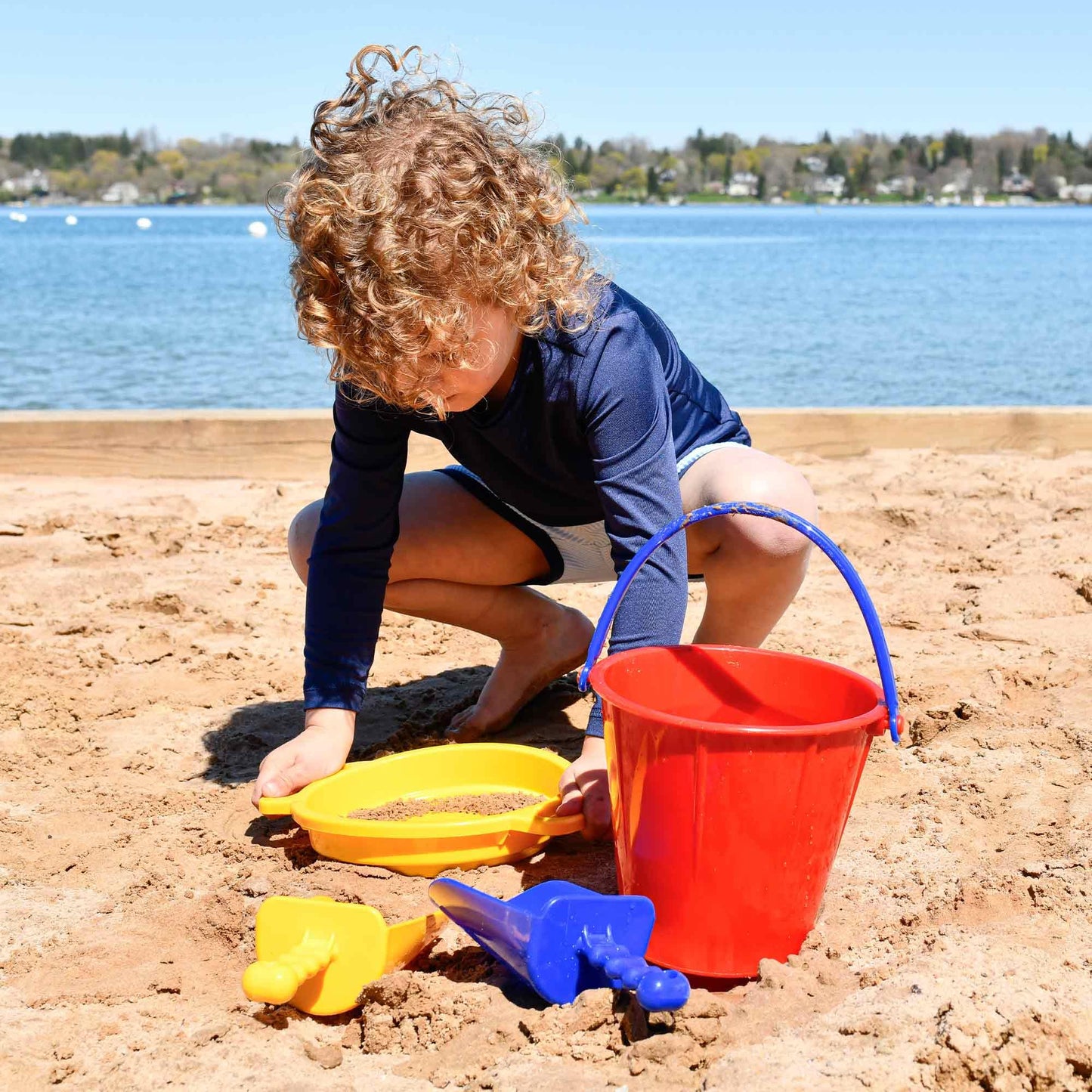 Spielstabil Large Sand Toys Bundle - Large Pail, Large Sieve and 2 Large Scoops (Colors Vary - Made in Germany)