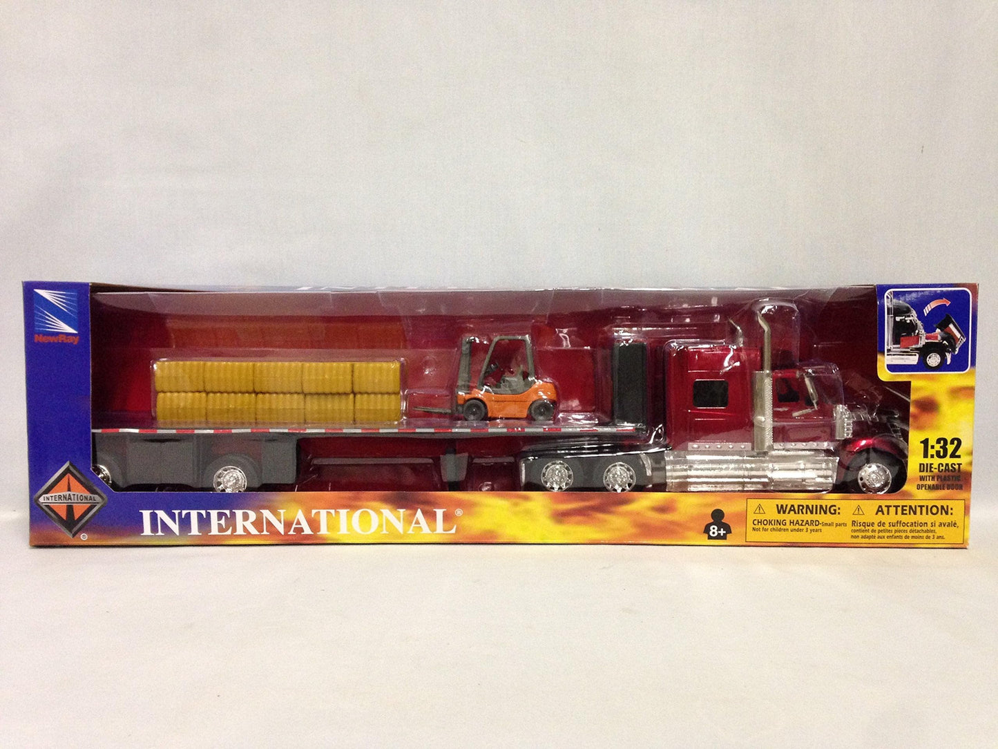 New Ray Toys International Lonestar Flatbed Trailer,with Hay Bales and Forklift,1:32 Diecas
