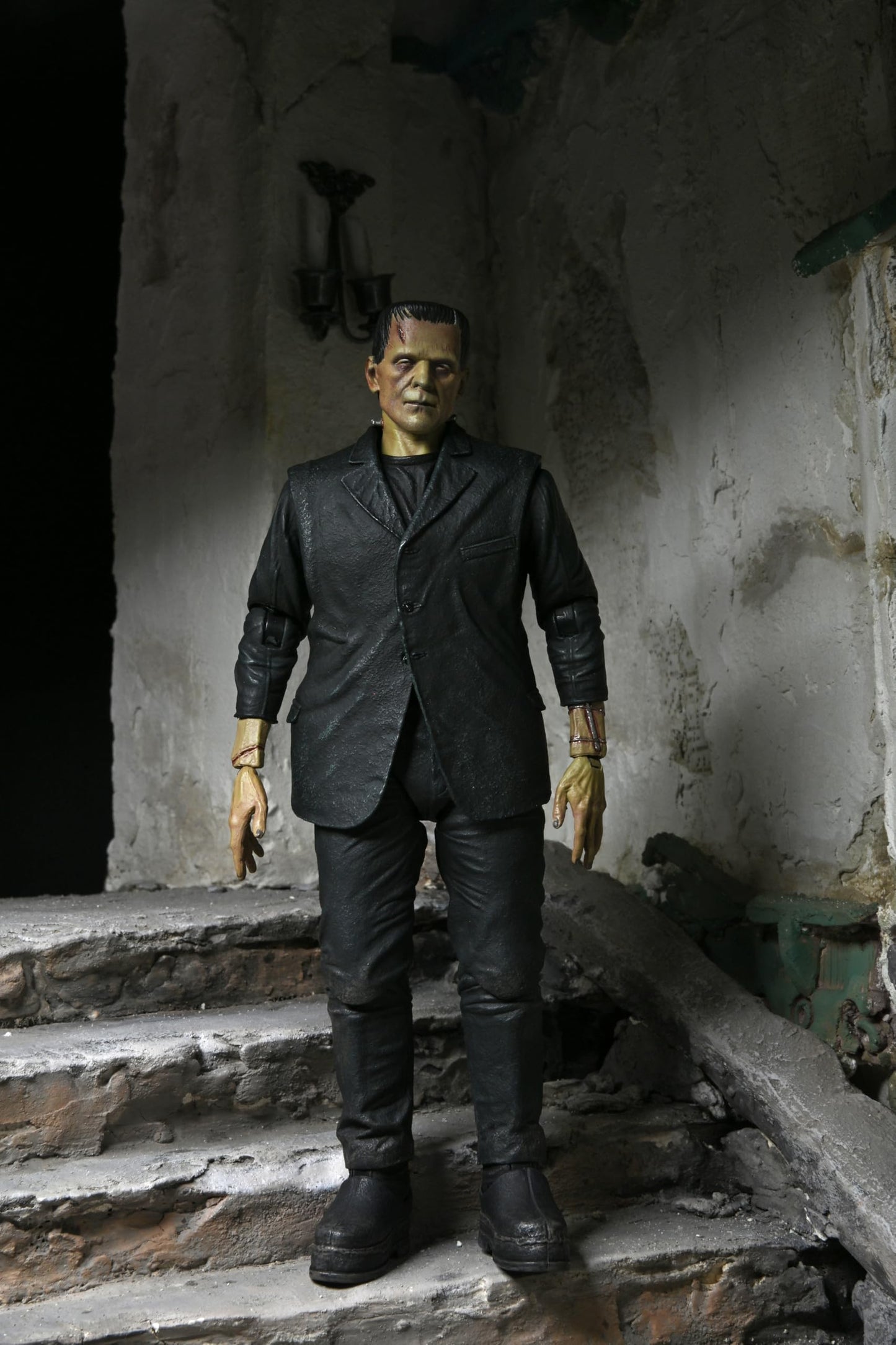 Universal Monsters - Ultimate Frankenstein's Monster (Color) 7  Scale Action Figure
