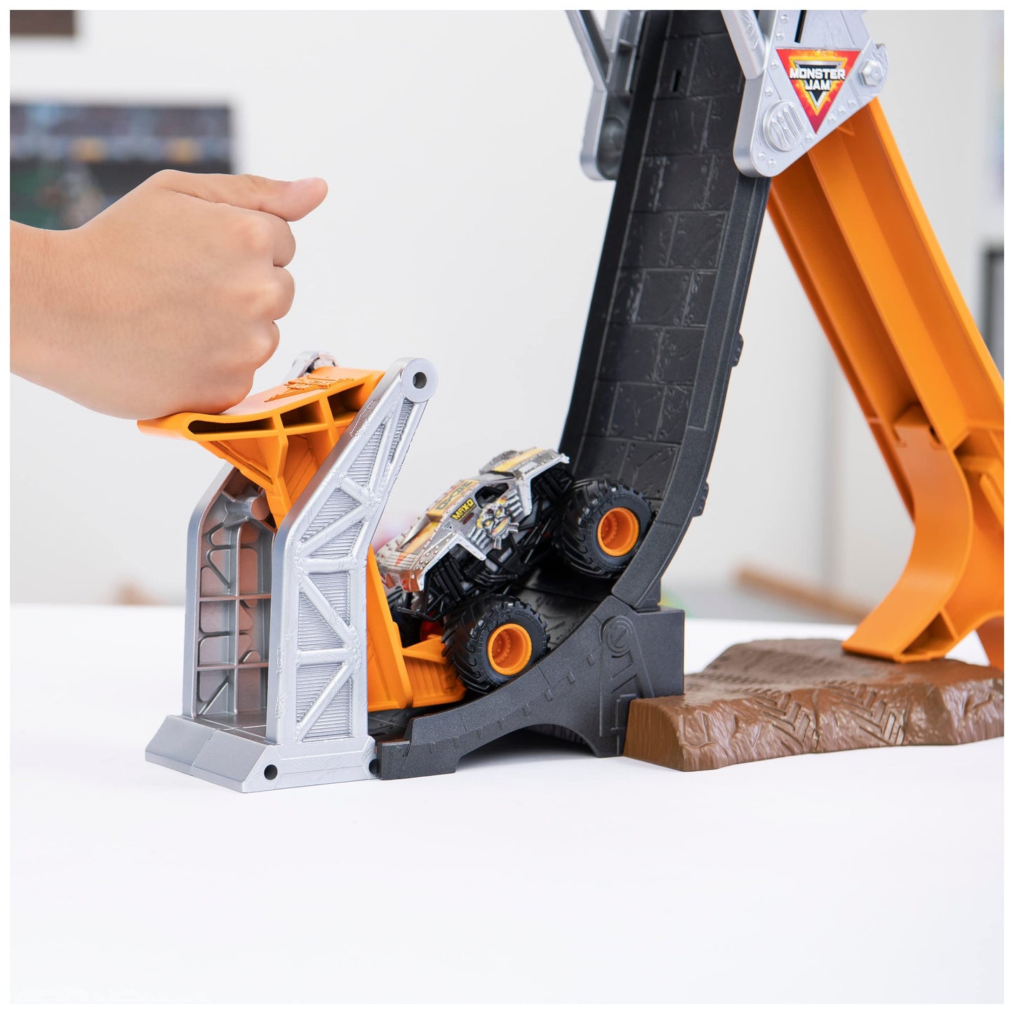 Monster Jam  Official Max-D Break Free Playset with limited availability 1:64 Scale Max-D Die-Cast Monster Truck