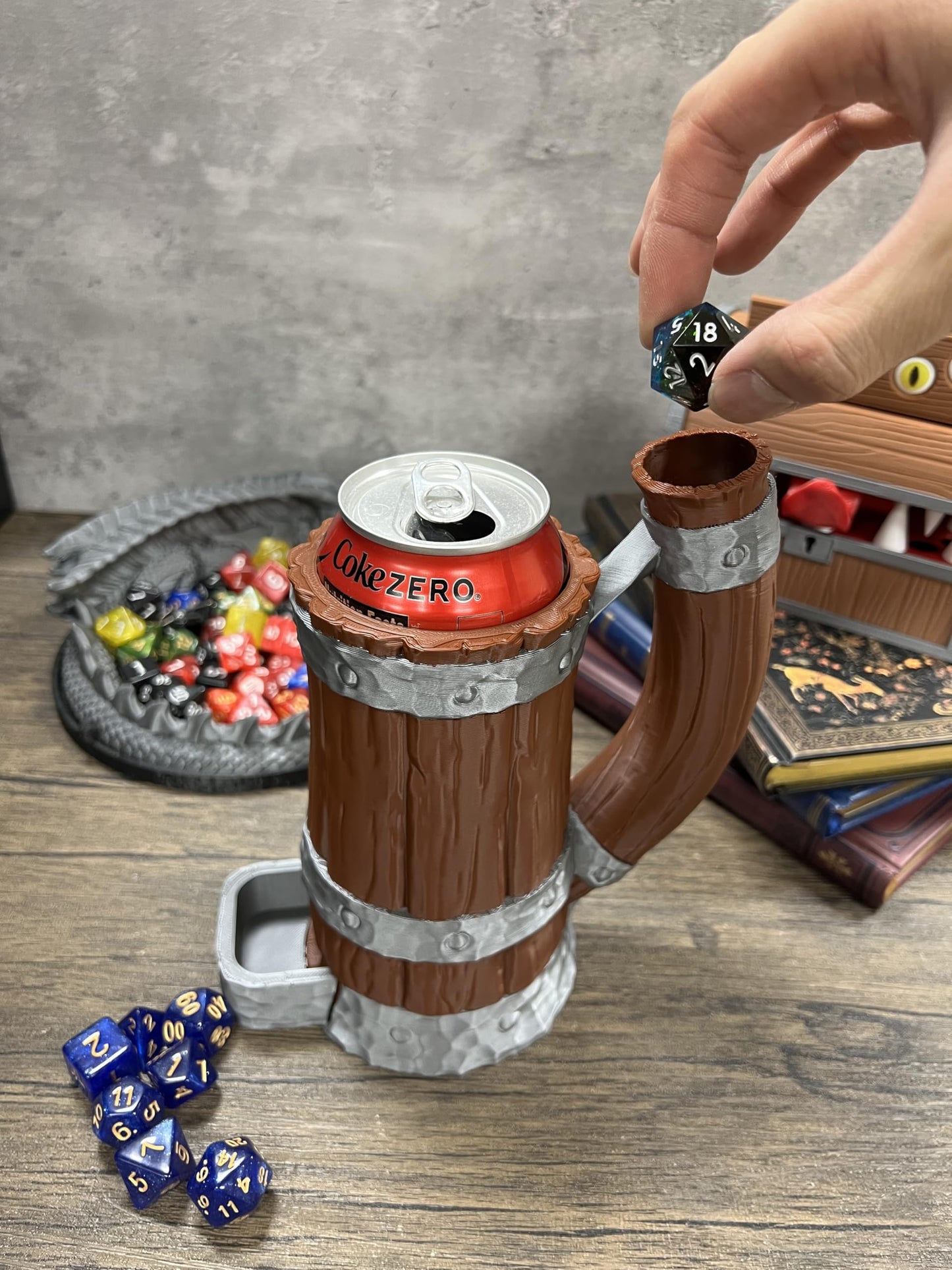 Munnygrubbers - Tavern Mug Dice Tower - No Paint Odorless Insulated Cup Can Dice Tower - (Random 7Pcs D20 Dice Set Included) - Dice Holder - Dungeons And Dragons - Dnd Gift - (Black/Gold)