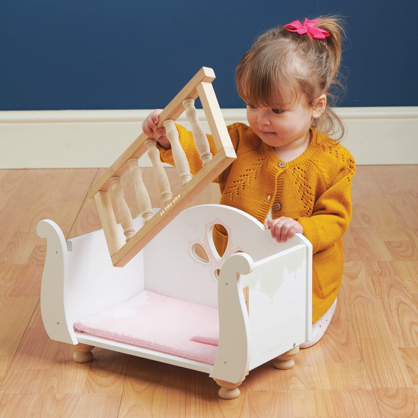 Le Toy Van - Educational Wooden Toy Role Play Beautiful Sleigh Doll Cot & Crib | Girls Pretend Play Toy Pram Playset - For Ages 3+