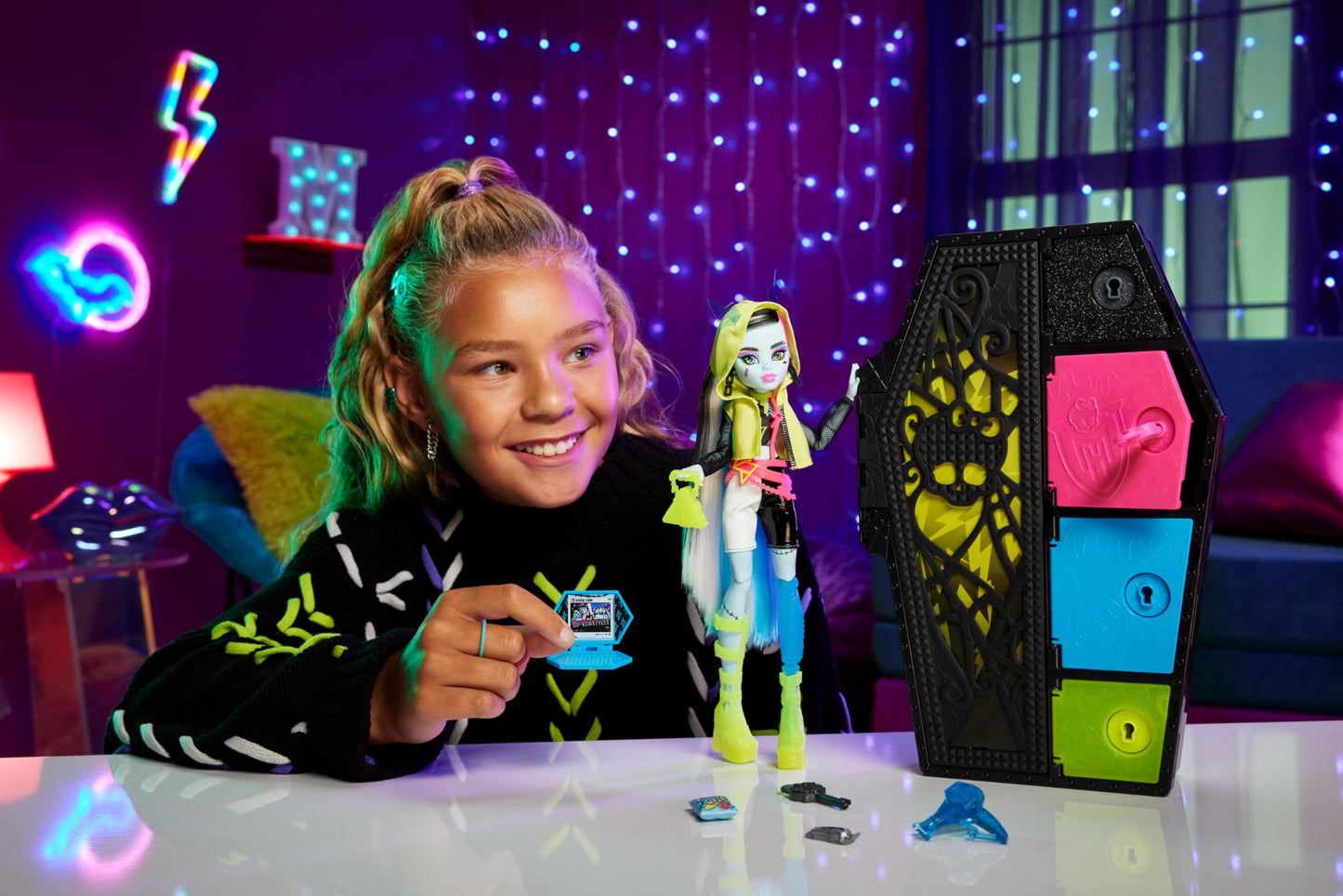 Monster High Skulltimate Secrets Doll - Frankie Stein with Dress-Up Locker & 19+ Surprises, Multicolor, Model HNF79